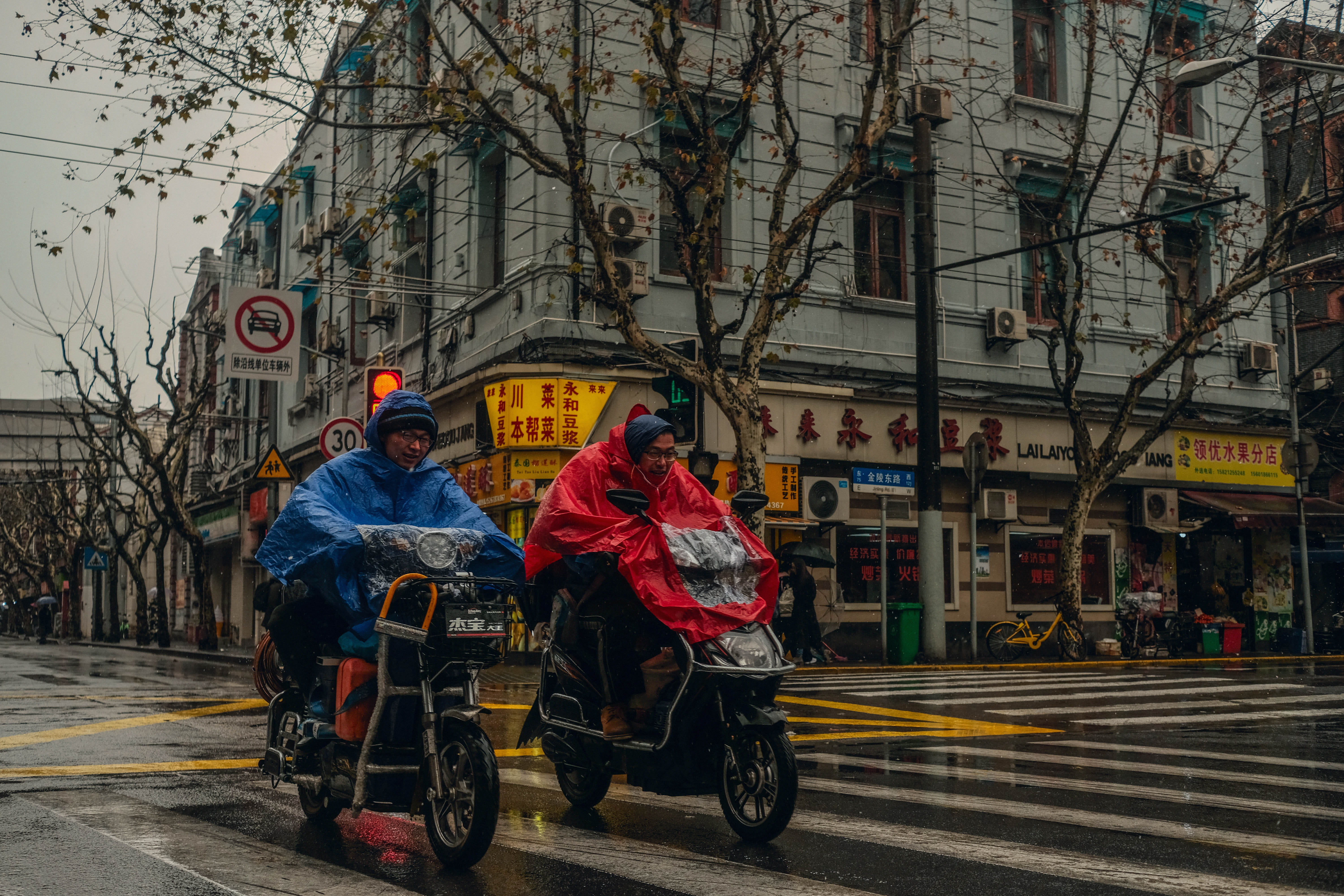 land vehicle, street, china, city street, ride, mode of transportation, lifestyles, men, moto, outdoors, built structure, riding, real people, on the move, HD Wallpaper
