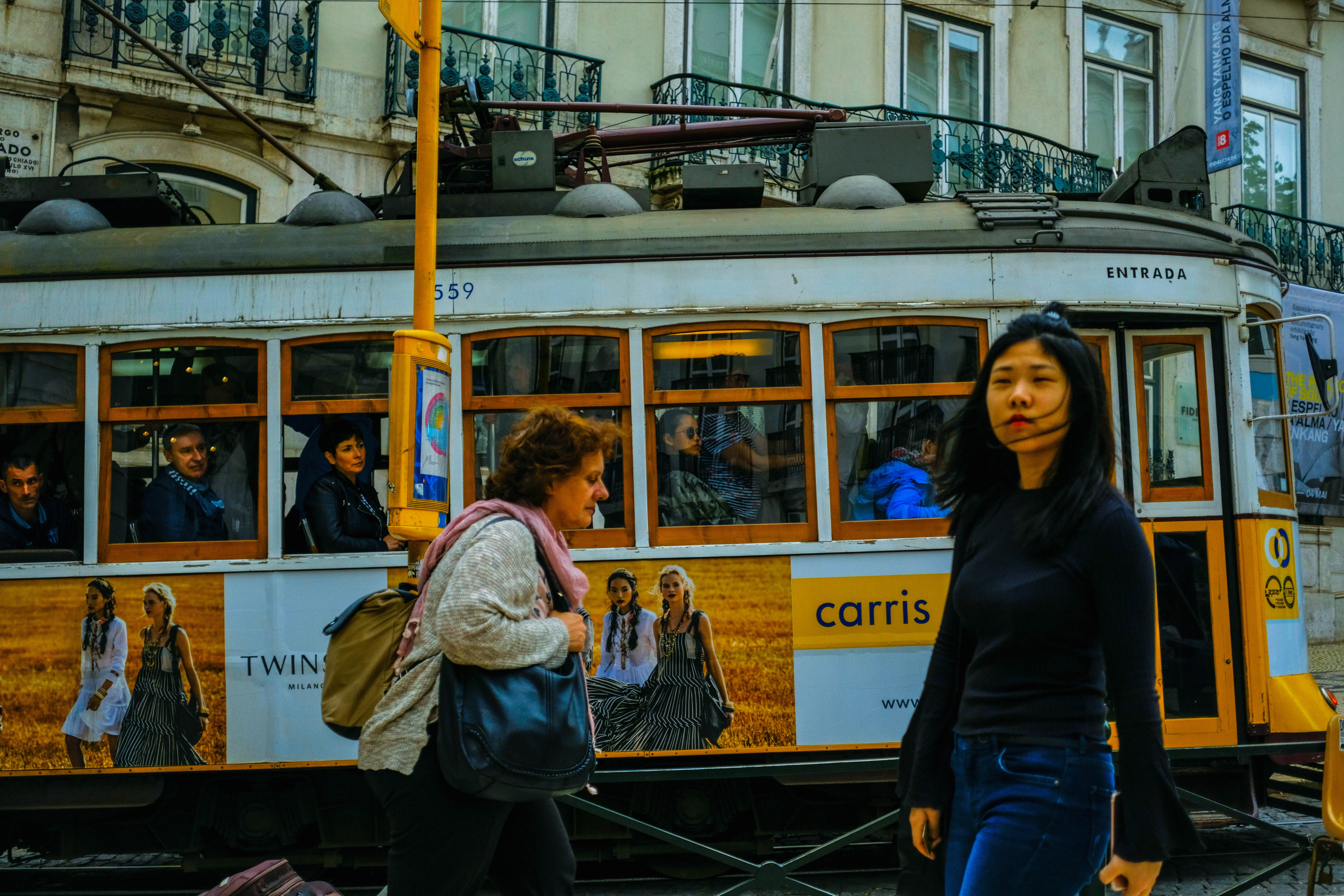 rail transportation, city, full, walking, real people, traffic, travel, three quarter length, caos, people, men, train, group of people, public transportation, HD Wallpaper