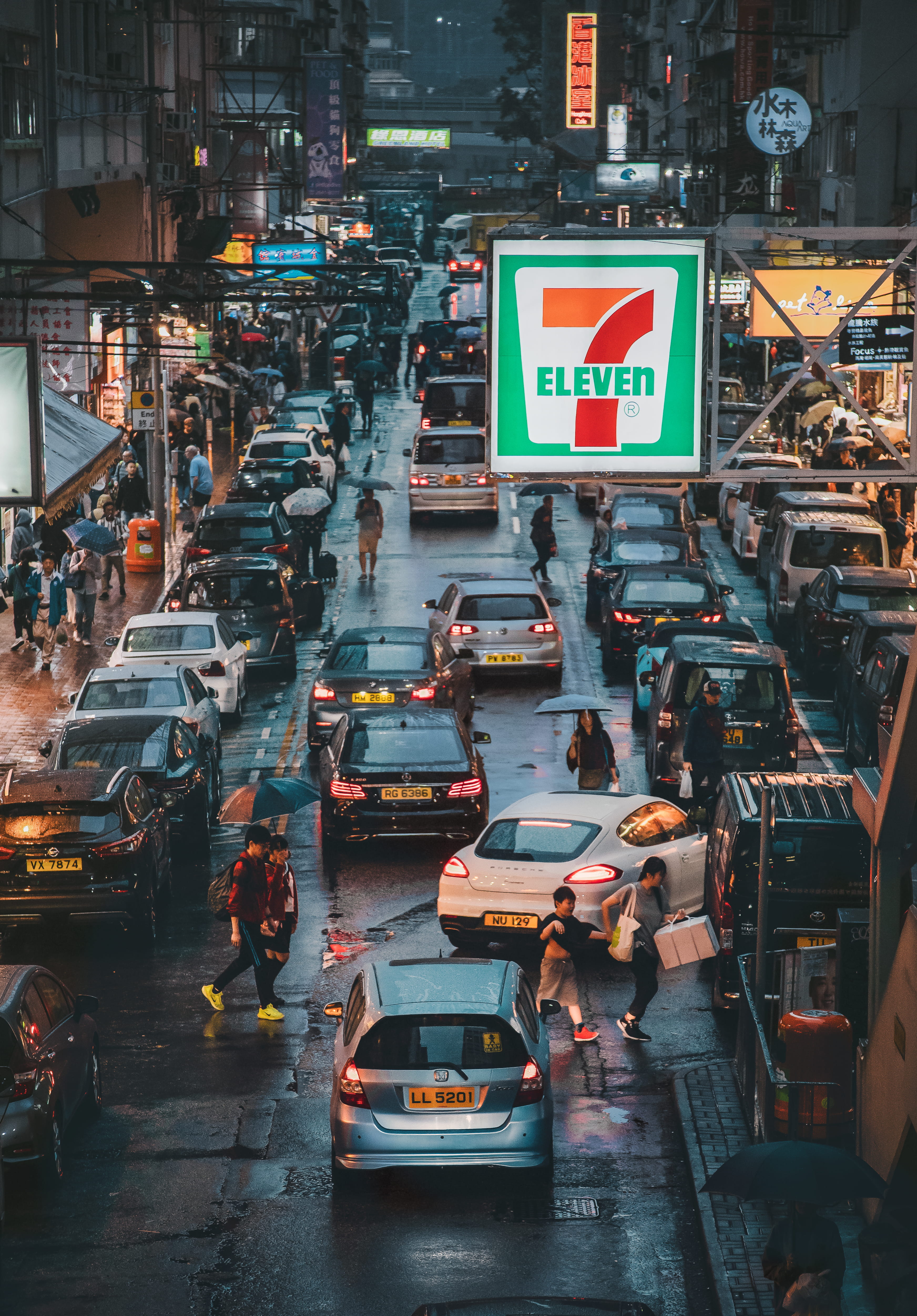 traffic jam, crowd, automobile, transportation, 4K, real people, mode of transportation, architecture, text, street, high rise, town, urban, pedestrian, Phone HD Wallpaper