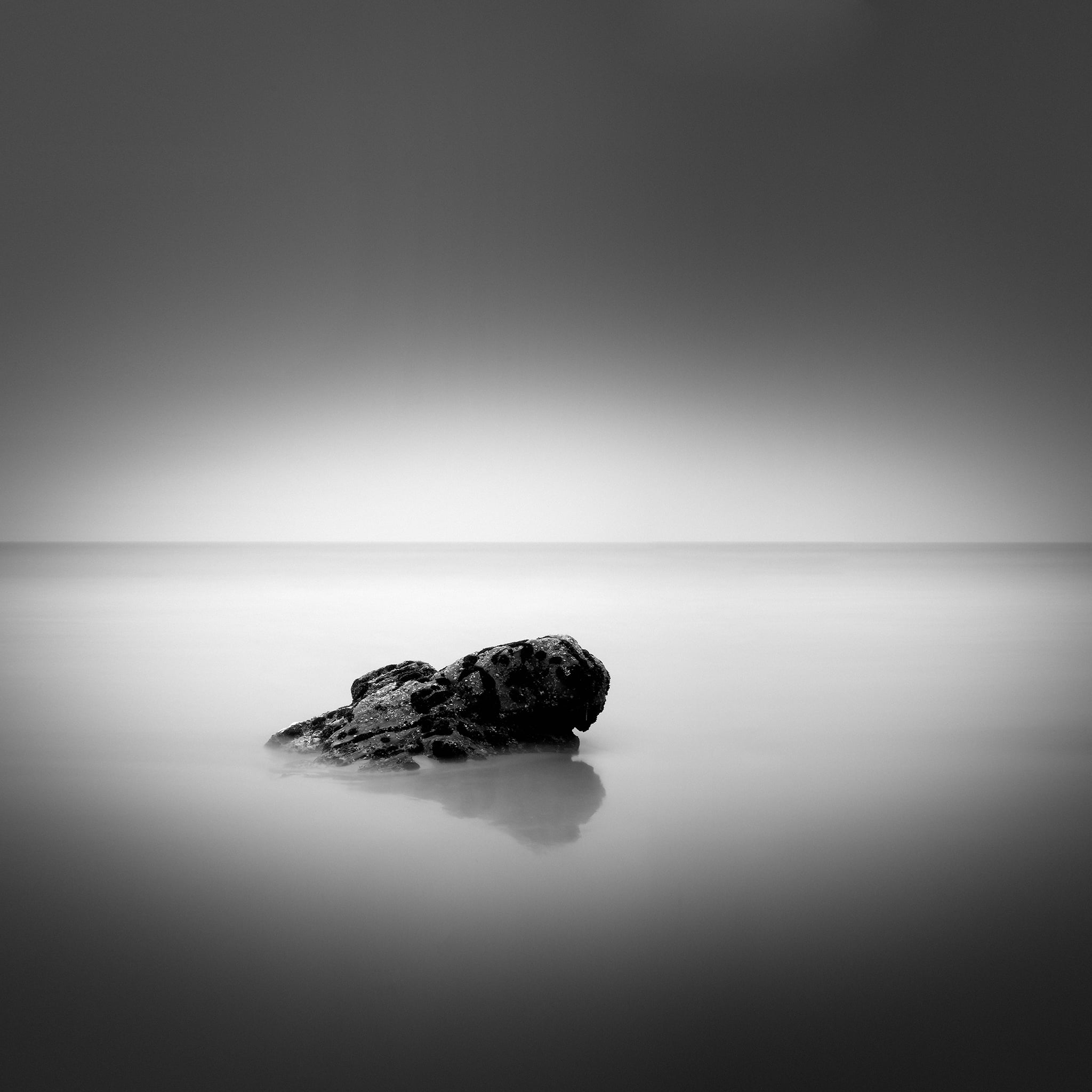 nature, bn, rock - Object, dark, beach, reflection, Playa, landscape, square, de, 1080P, rock formation, negro, blanco, coastline, backgrounds, Corazón, Phone HD Wallpaper