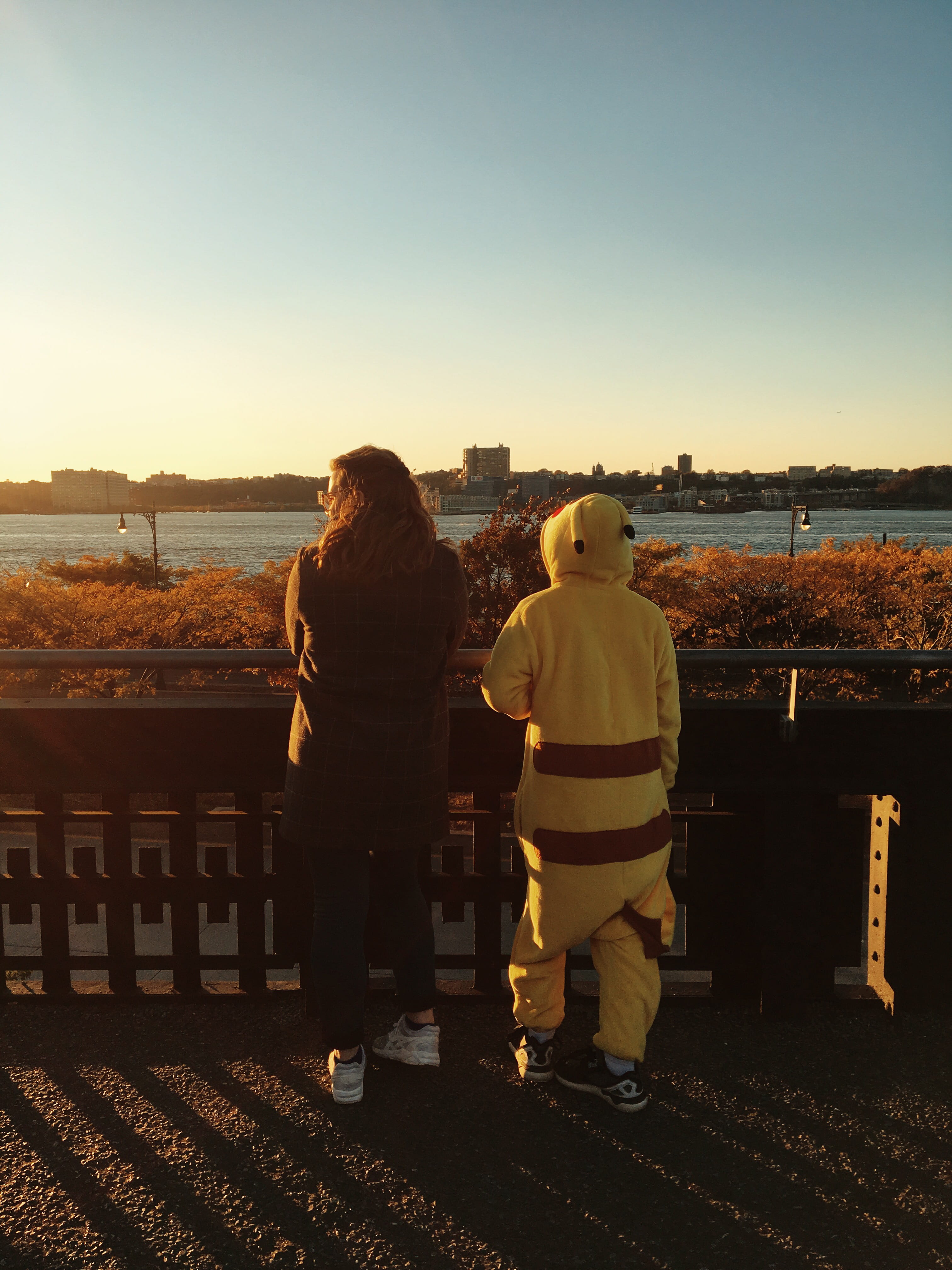 leisure activity, child, adult, days, positive emotion, sunshine, real people, sun, full length, united states, looking at view, lifestyles, sea, the high line, Phone HD Wallpaper