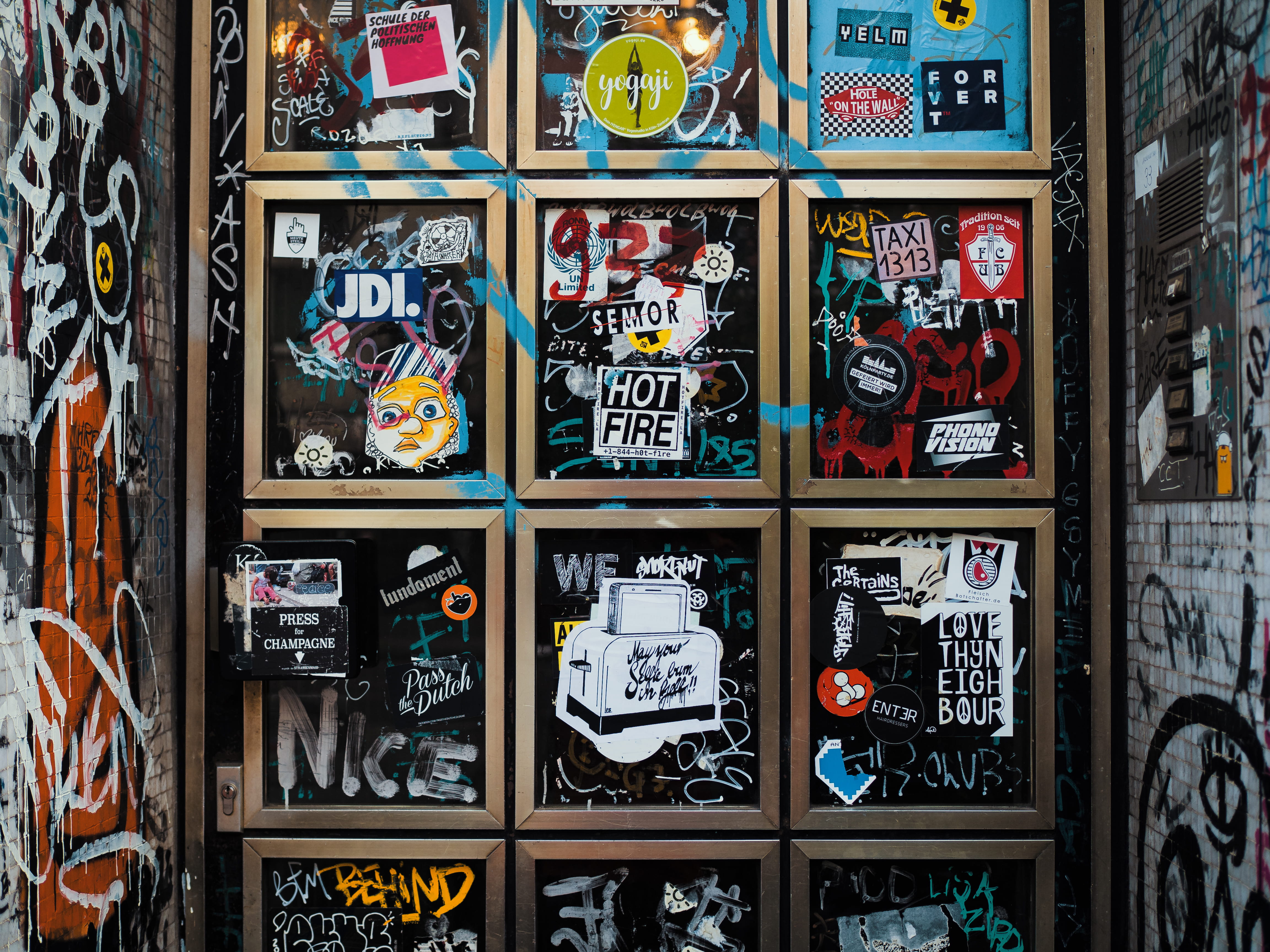sign, text, grafiti, variation, choice, full frame, multi colored, 4K, collection, shelf, communication, art and craft, architecture, no people, city, HD Wallpaper