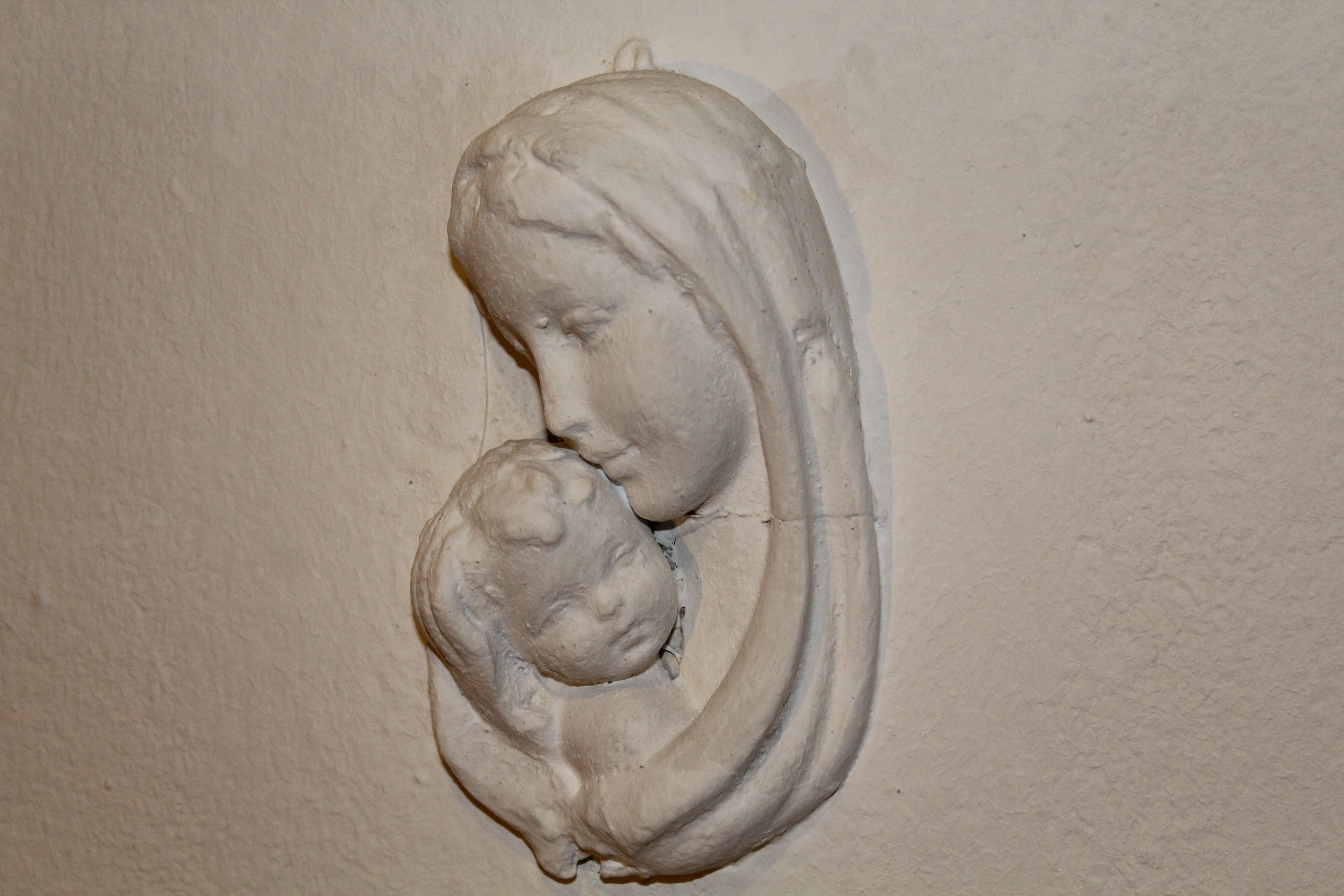 madonna with child, wall - building feature, sculpture, architecture, creativity, ceiling, history, 5K, child, male likeness, infante, craft, old, day, HD Wallpaper
