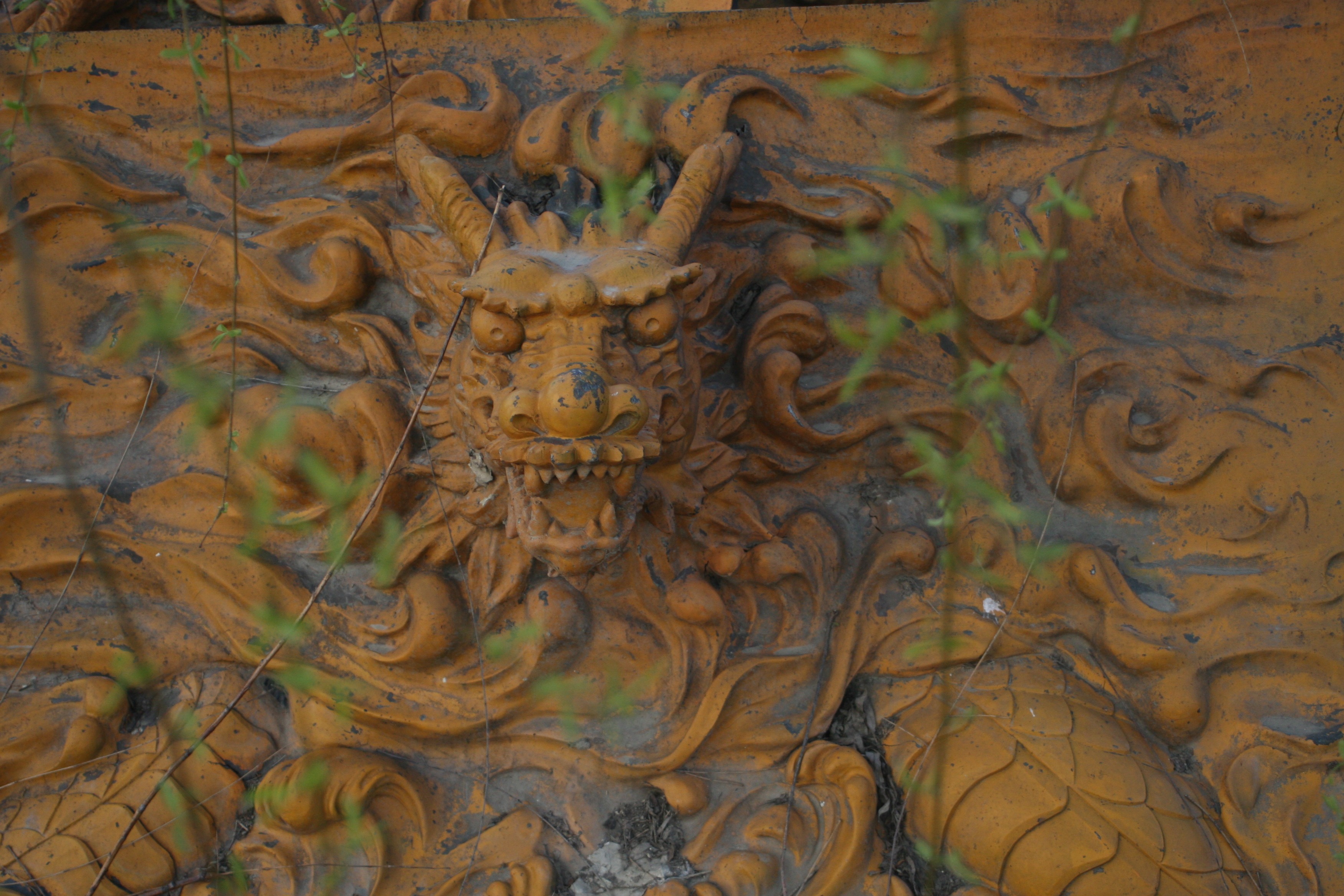 indoors, dragon head, wall - building feature, head, bas relief, ornate, creativity, history, gold, backgrounds, 2K, art and craft, design, male likeness, HD Wallpaper