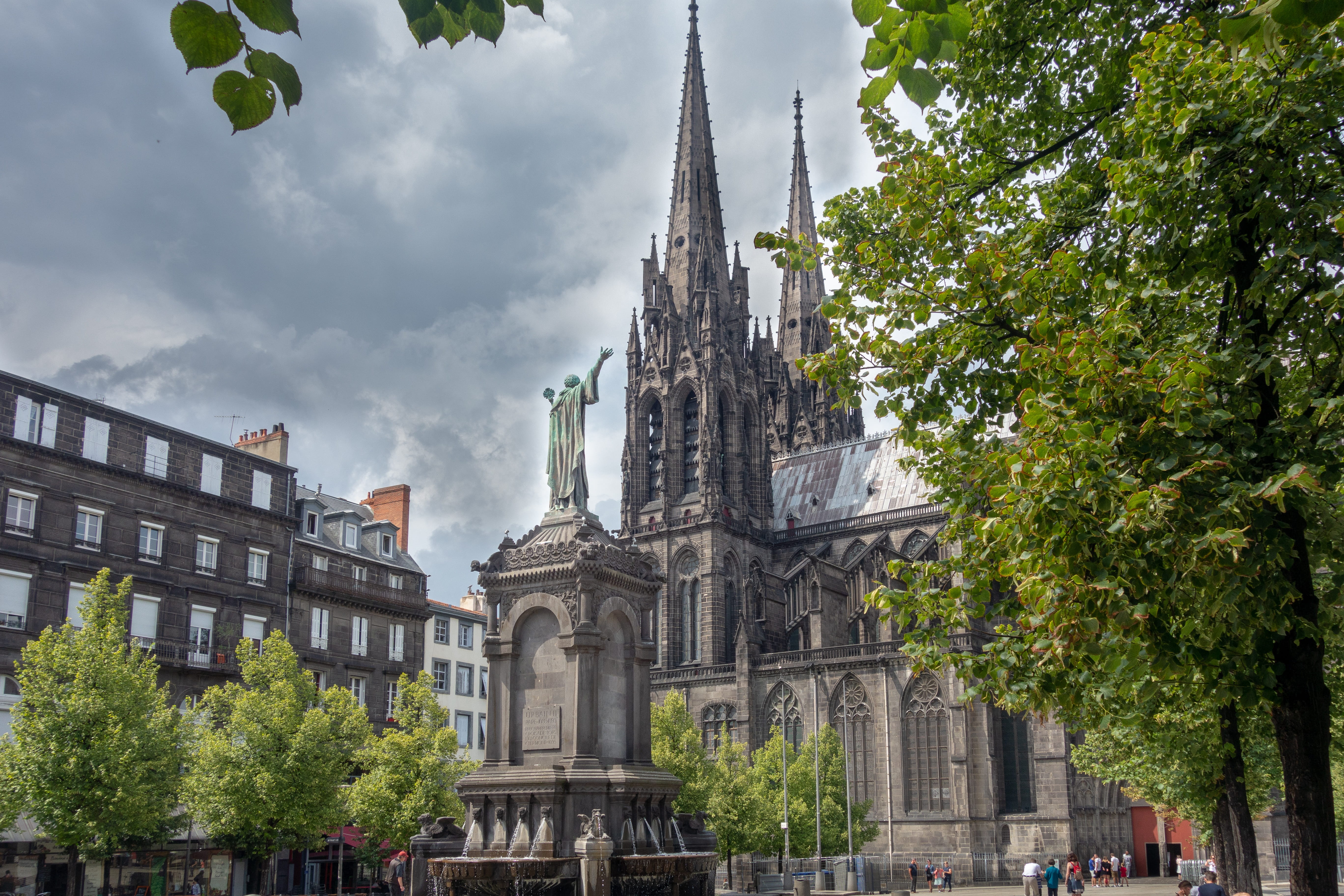 5K, clermont-ferrand, travel destinations, outdoors, sky, tree, building exterior, cathedral, architecture, france, belief, city, plant, low angle view, HD Wallpaper