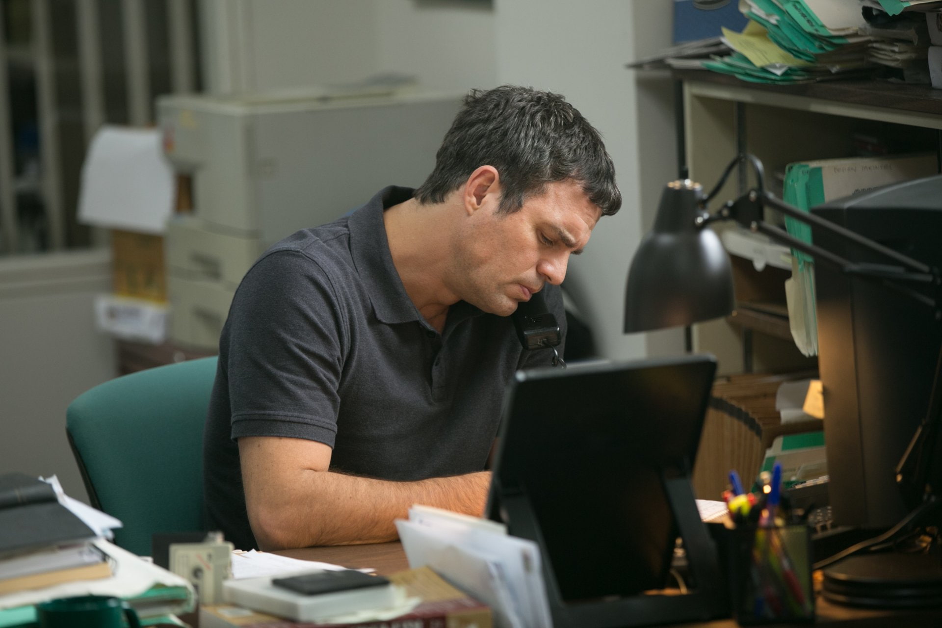 Spotlight (Movie), business person, business, desk, computer, Michael Rezendes, Mark Ruffalo, men, Movie, table, new business, working, adult, sitting, HD Wallpaper
