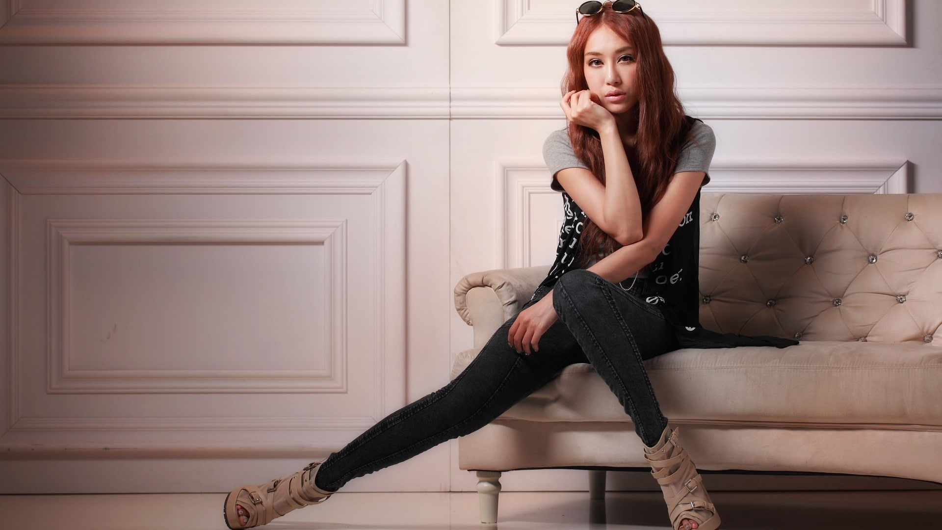 sitting, 1080P, model, couch, long hair, Asian, sunglasses, T-shirt, women, looking at viewer, brunette, jeans, high heels, HD Wallpaper