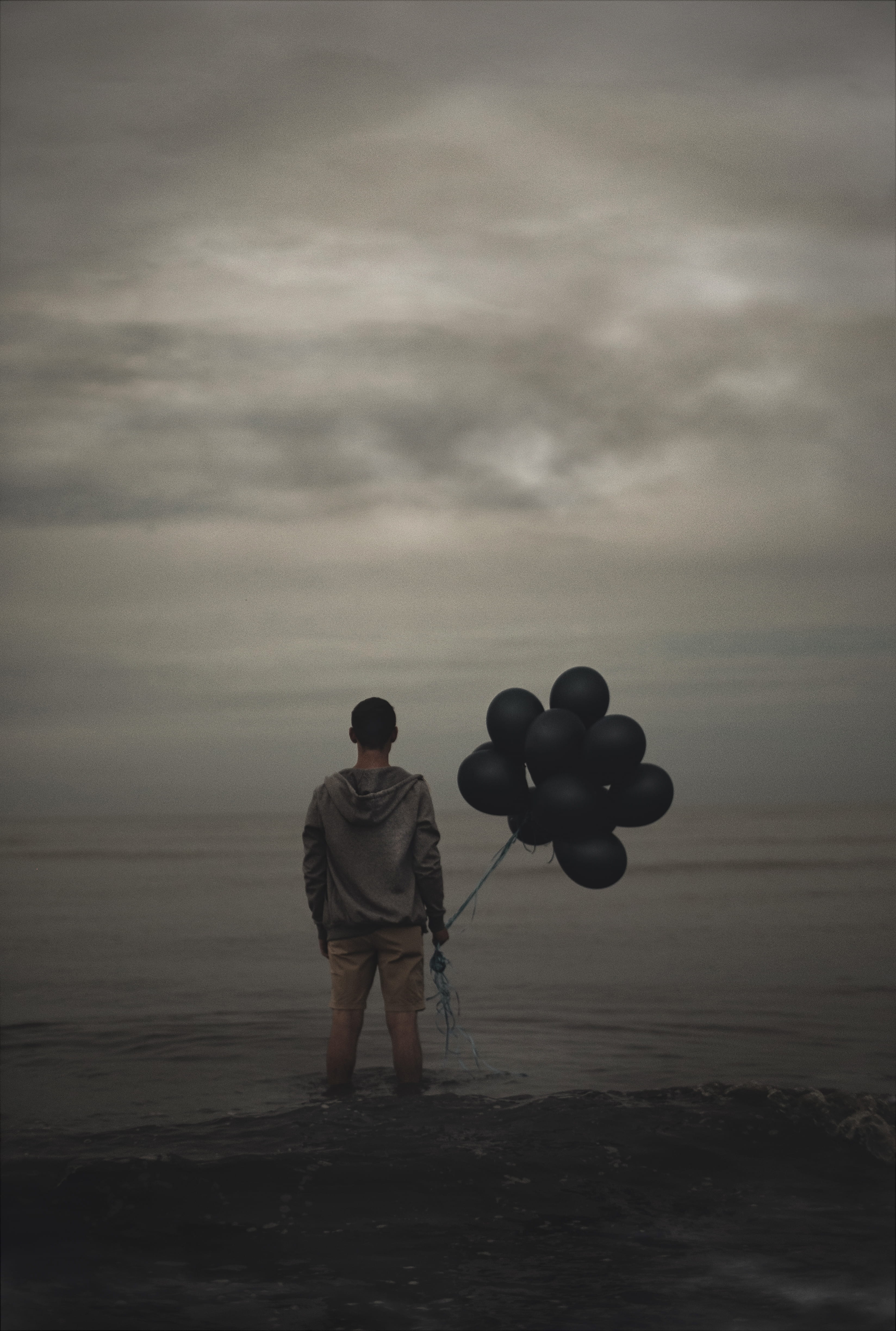 beauty in nature, lifestyles, 4K, balloons, rear view, sky, cloudy, body, full length, sea, cloud, one person, black, horizon over water, real people, Phone HD Wallpaper