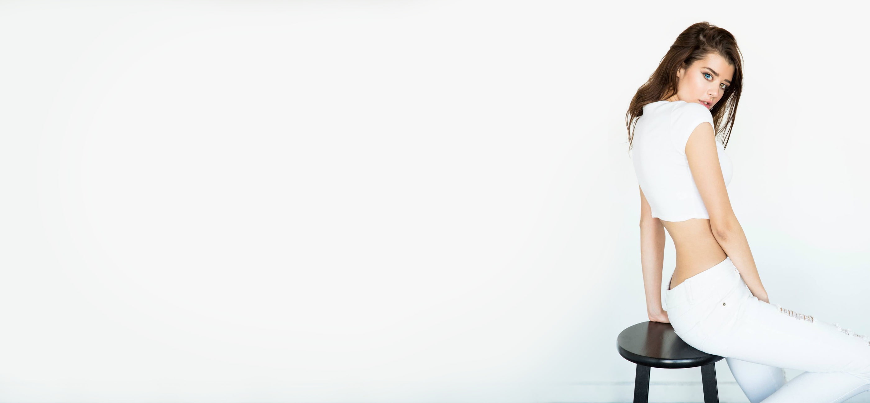 2K, simple background white background women eyes sarah mcdaniel, HD Wallpaper