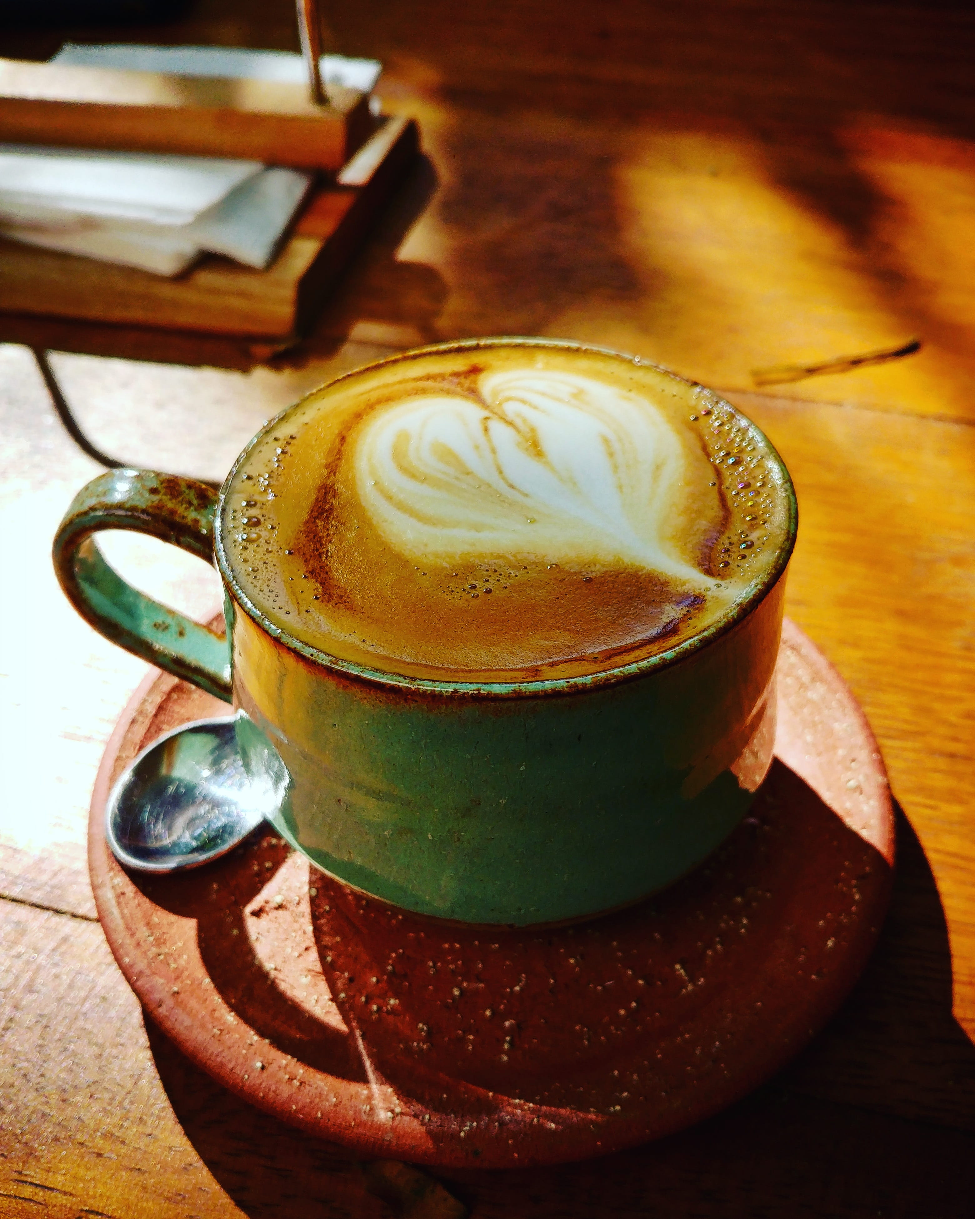 still life, sunlight, refreshment, cup, hot drink, coffee - drink, froth, brasília, froth art, barista, brazil, coffee, indoors, 4K, 0 - asa norte comércio local norte 103 - asa norte, Phone HD Wallpaper