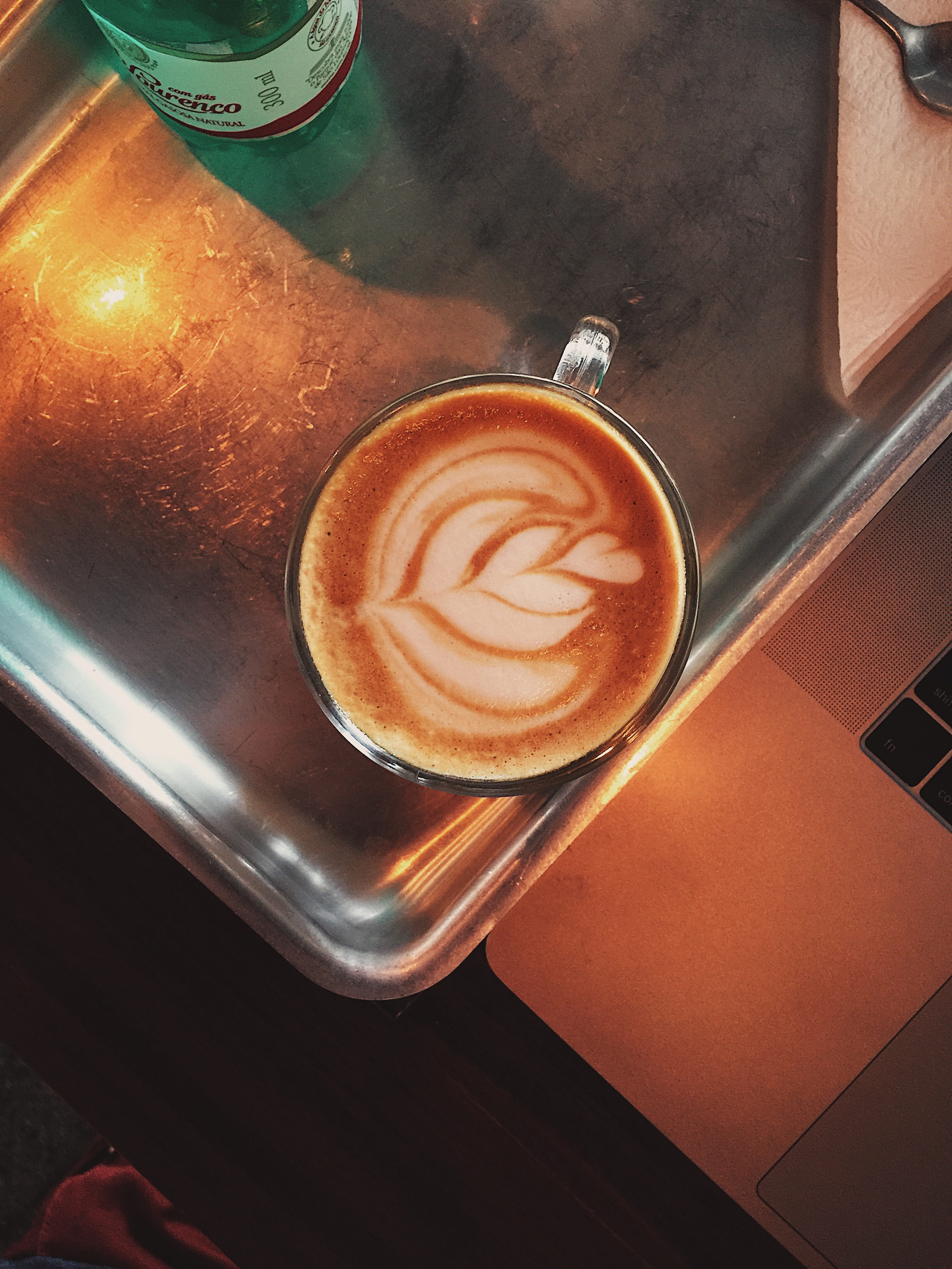 barista, hot drink, coffee shop, still life, cafe, freshness, flower, latte, frothy drink, 2K, coffee cup, froth art, heart shape, no people, comércio residencial norte 708/709, Phone HD Wallpaper