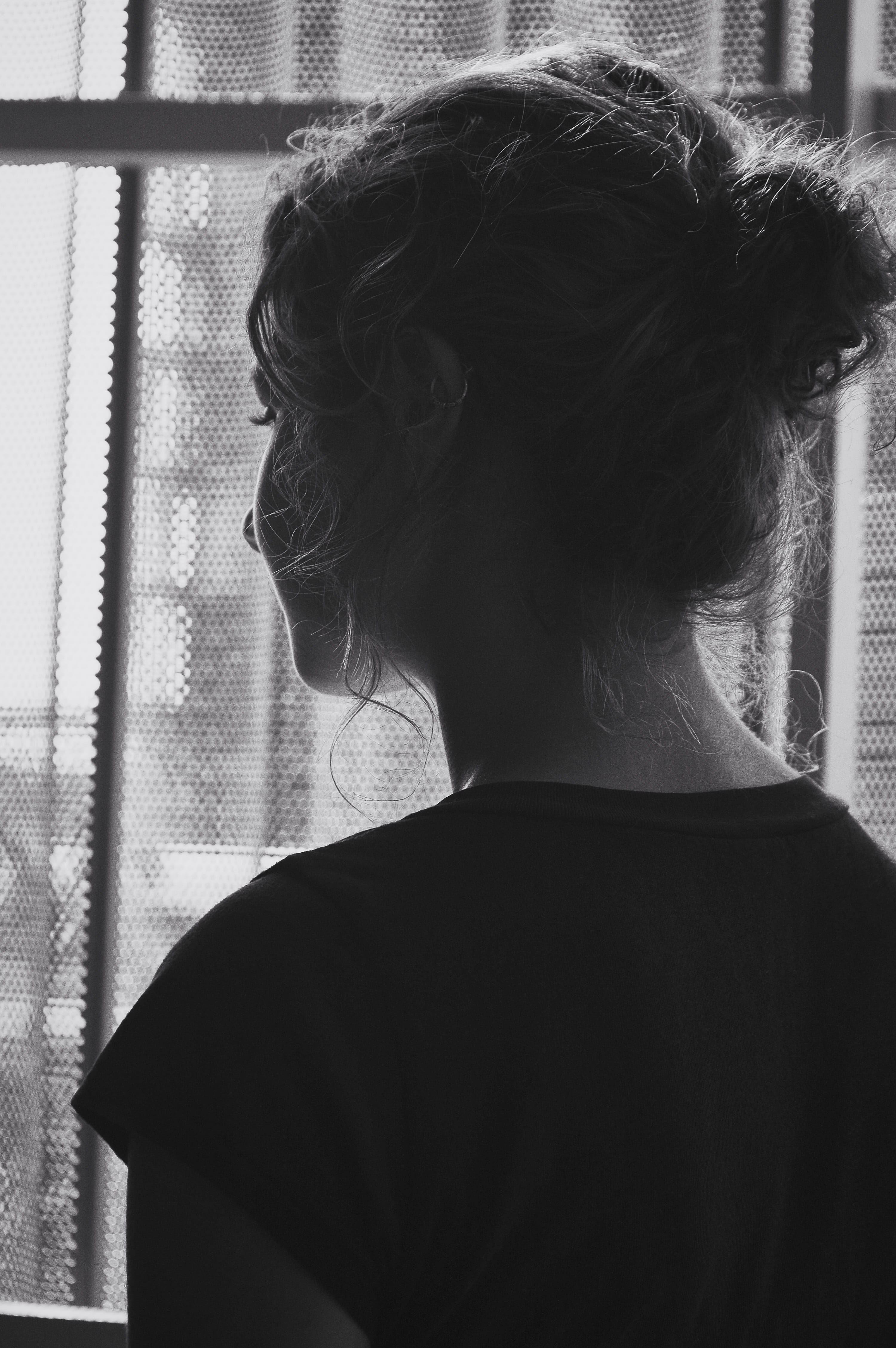 one person, barranquilla, hair, women, 4K, hair bun, headshot, human hair, close-up, lifestyles, leisure activity, home interior, looking, beautiful woman, Phone HD Wallpaper