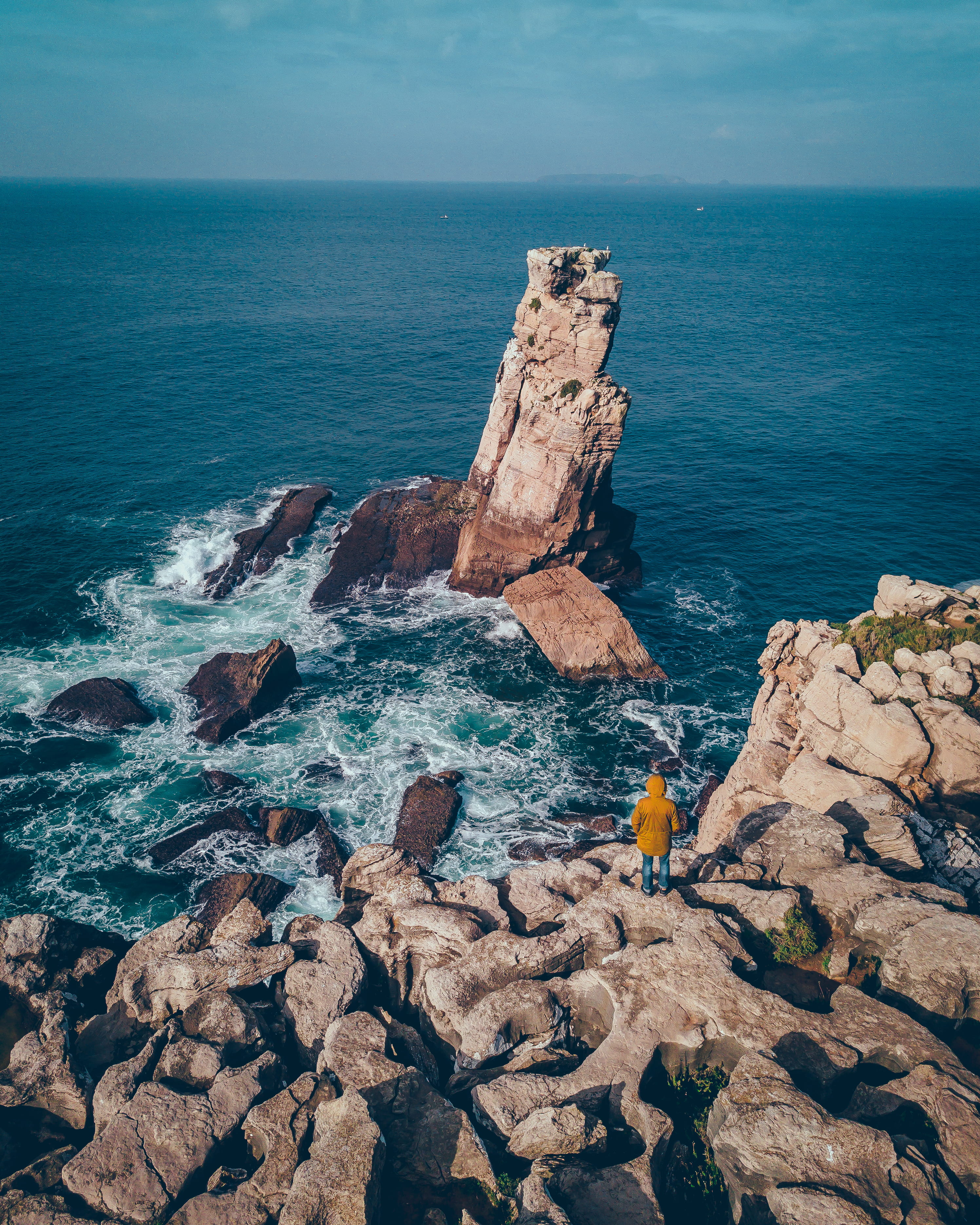 rock formation, tranquil scene, real people, sky, body, 2K, person, ocean, promontory, cliff, leisure activities, sea waves, horizon over water, formation, Phone HD Wallpaper