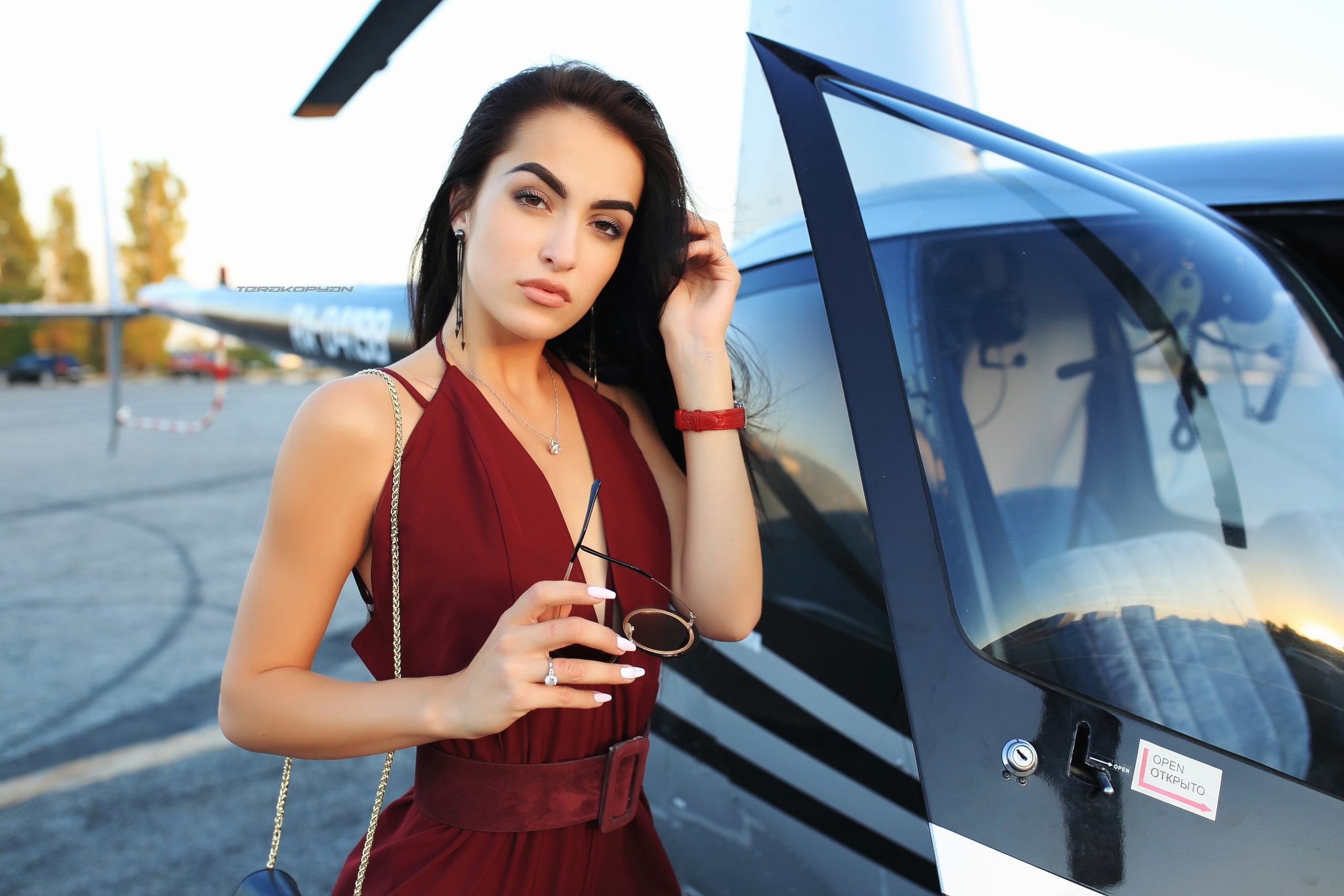 women, standing, sunglasses, front view, painted nails, lifestyles, portrait, 2K, day, three quarter length, adult, focus on foreground, brunette, helicopter, HD Wallpaper