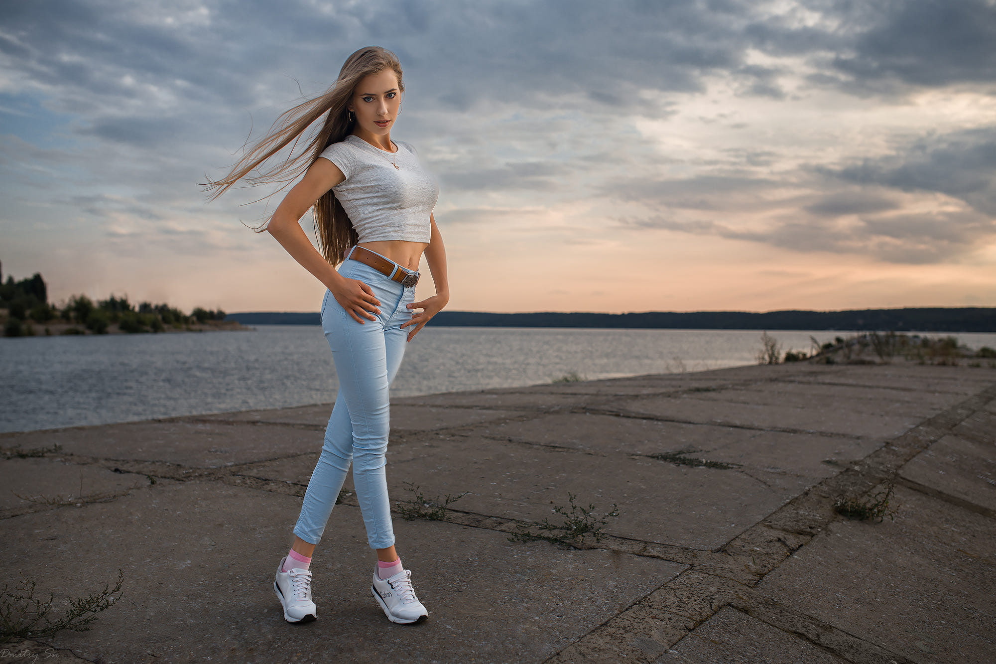 lake, standing, Viktoria Babkina, sneakers, jeans, white tops, belly, 1080P, short tops, Dmitry Shulgin, women outdoors, blonde, long hair, legs crossed, HD Wallpaper