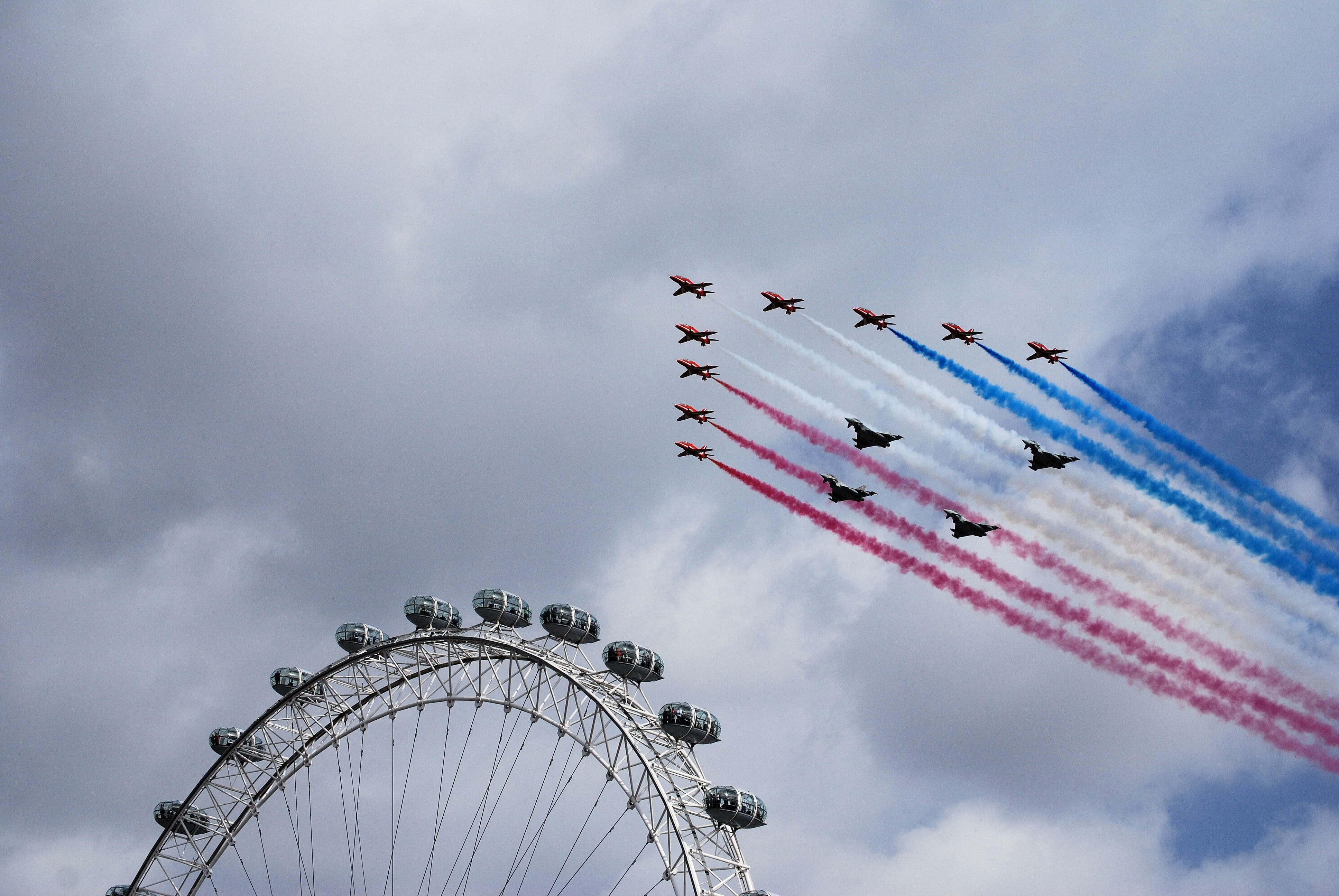 teamwork, mode of transportation, air vehicle, sky, airshow, amusement park, cloud - sky, day, 4K, transportation, motion, arts culture and entertainment, HD Wallpaper