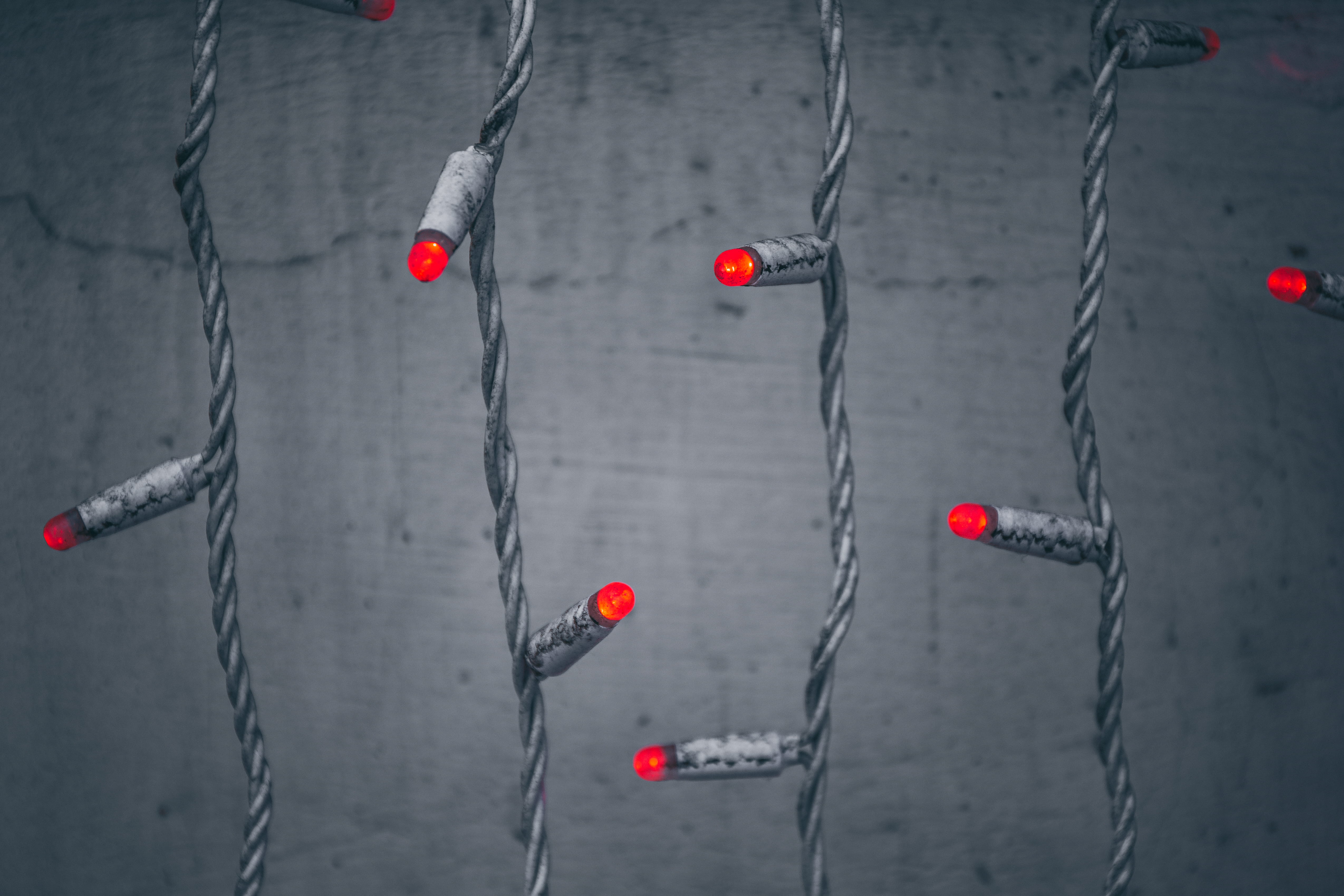 4K, isolated color, water, blade, connection, food, wall - building feature, bomb, chain, decoration, bow, rope, heart shape, symbol, red light, wire, HD Wallpaper