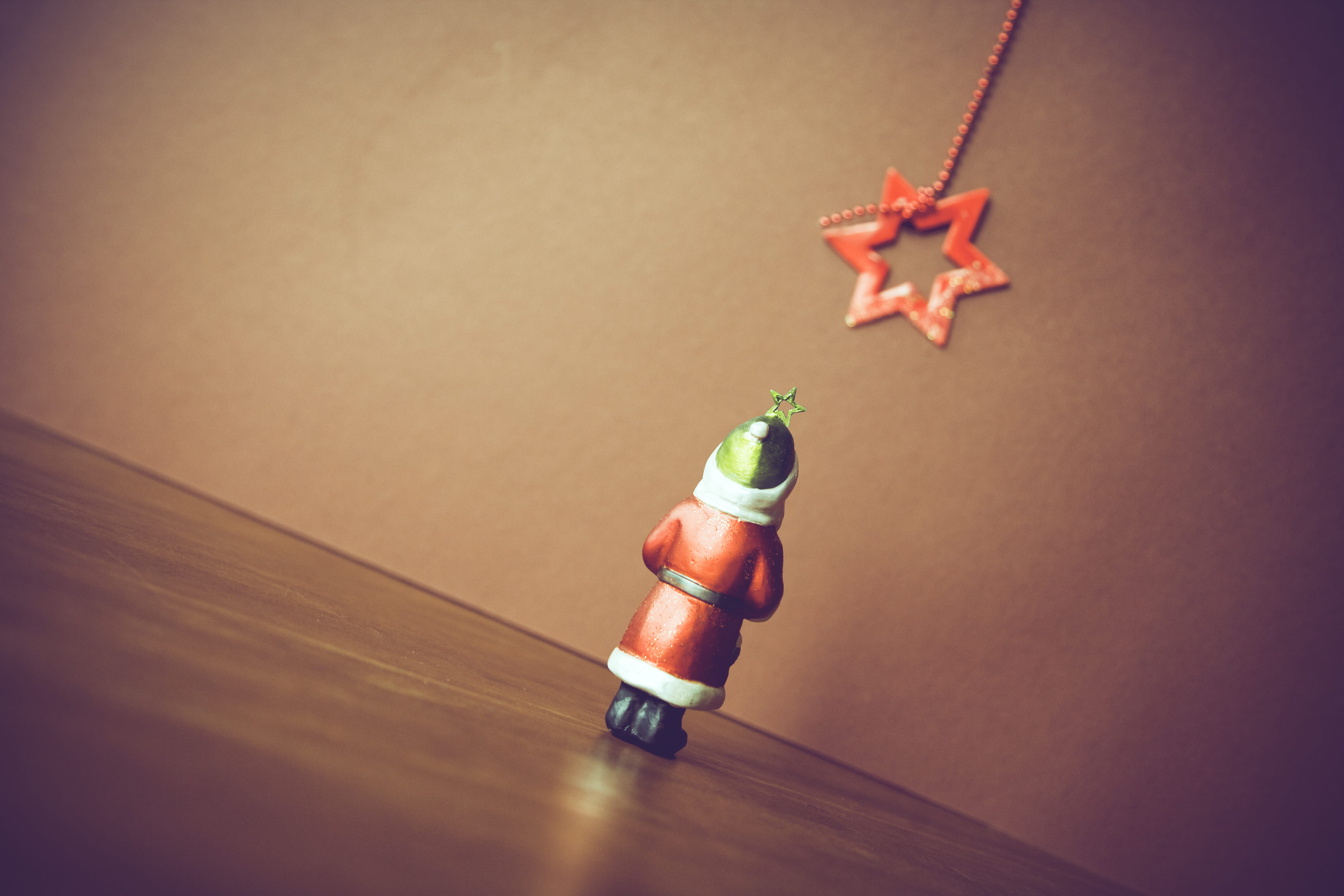 copy space, brown, 4K, celebration, craft, indoors, table, santa claus, small, claus, studio shot, decoration, standing, ornament, star, figurine, holiday, HD Wallpaper