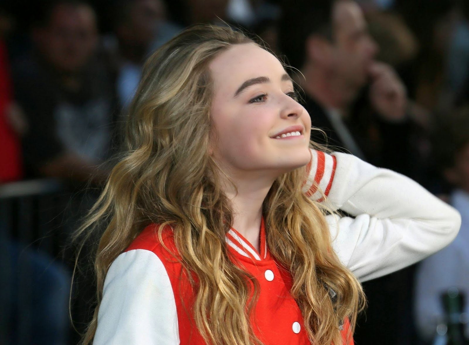 long hair, smiling, Sabrina Carpenter, incidental people, music, hair, young adult, blond hair, clothing, one person, arts culture and entertainment, looking, HD Wallpaper