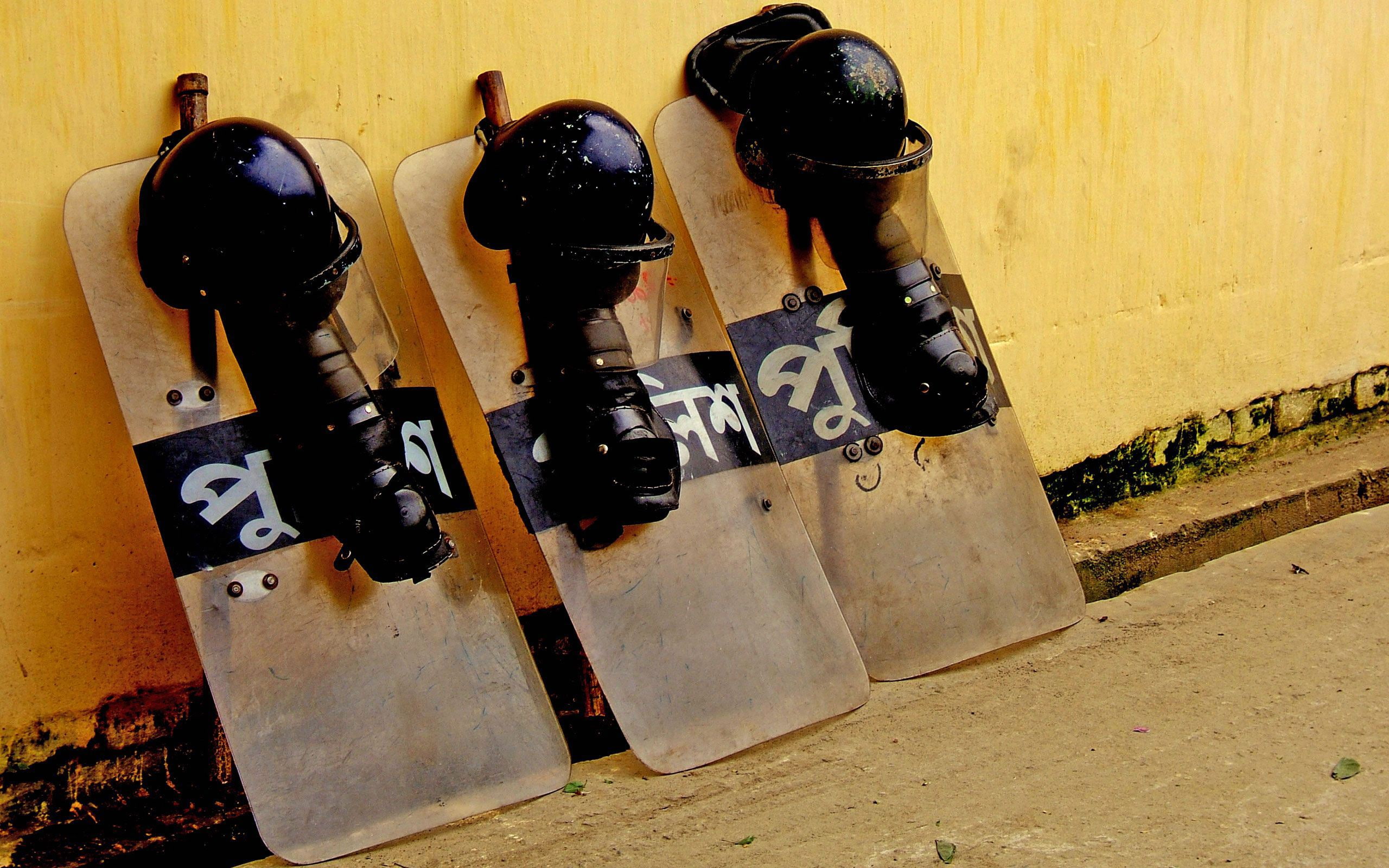 close-up, still life, police, side by side, 2K, riot, wall - building feature, retro styled, sport, in a row, technology, no people, gear, security, architecture, HD Wallpaper