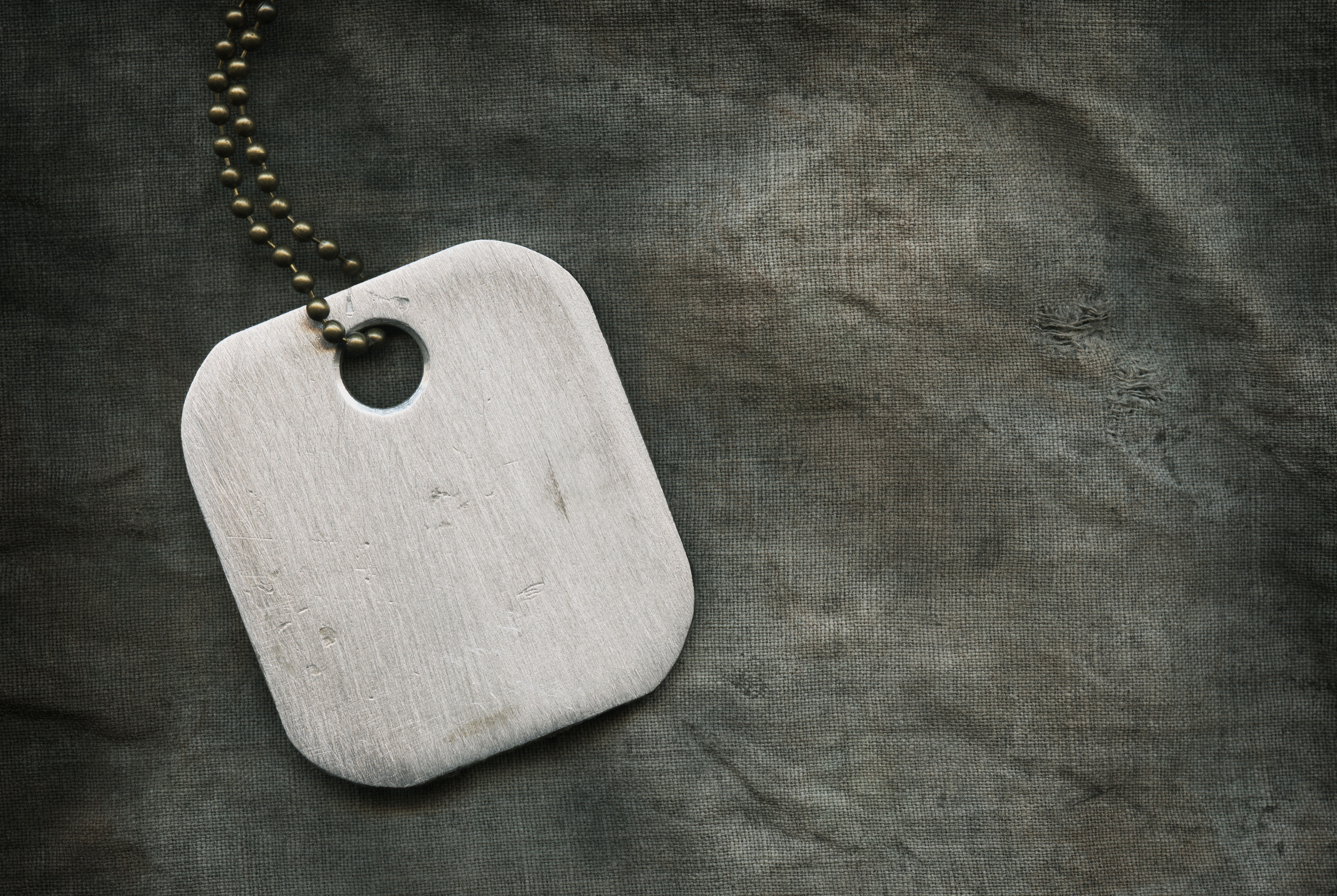 scratches, 4K, spetsnaz, background the surface of the burlap, badge, chain, special forces, minimalism, metal, military, HD Wallpaper