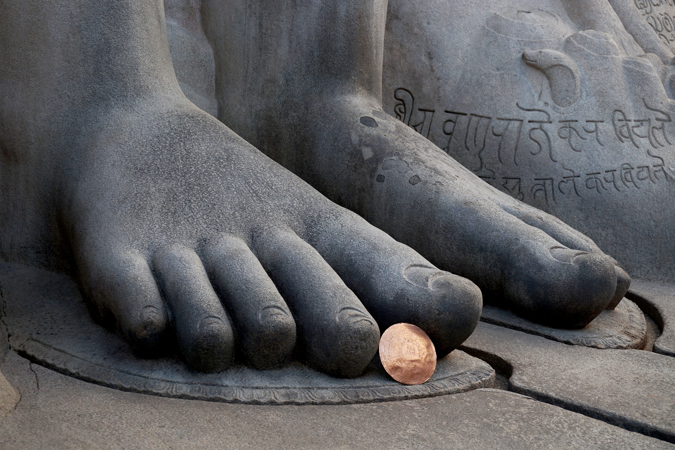 2K, the past, shravanabelagola, outdoors, close-up, ancient, feet, bahubali, nature, craft, in a row, sculpture, architecture, art and craft, weapon, history, HD Wallpaper