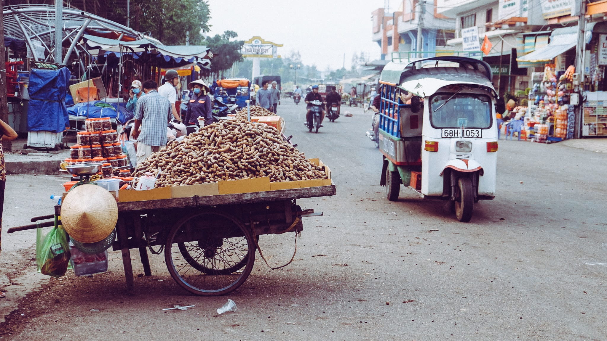 push cart, asia, for sale, ha tien, food, women, incidental people, real people, 1080P, retail, fair, market, road, airport, street, city, transportation, HD Wallpaper