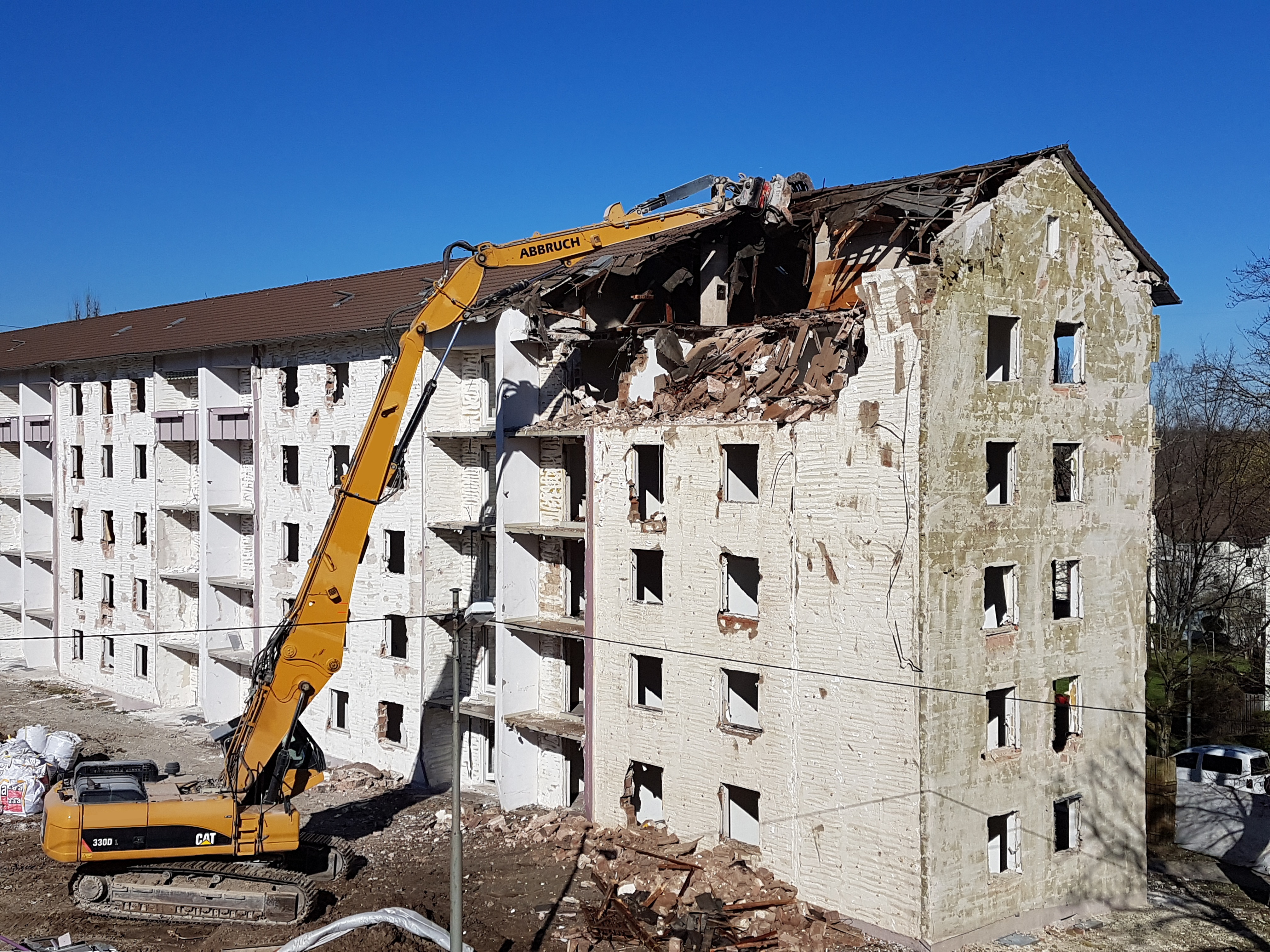clear sky, demolished, destroyed, house demolition, dilapidated, sunny, caterpillar 330d, destruction, construction work, residential district, blue, outdoors, HD Wallpaper