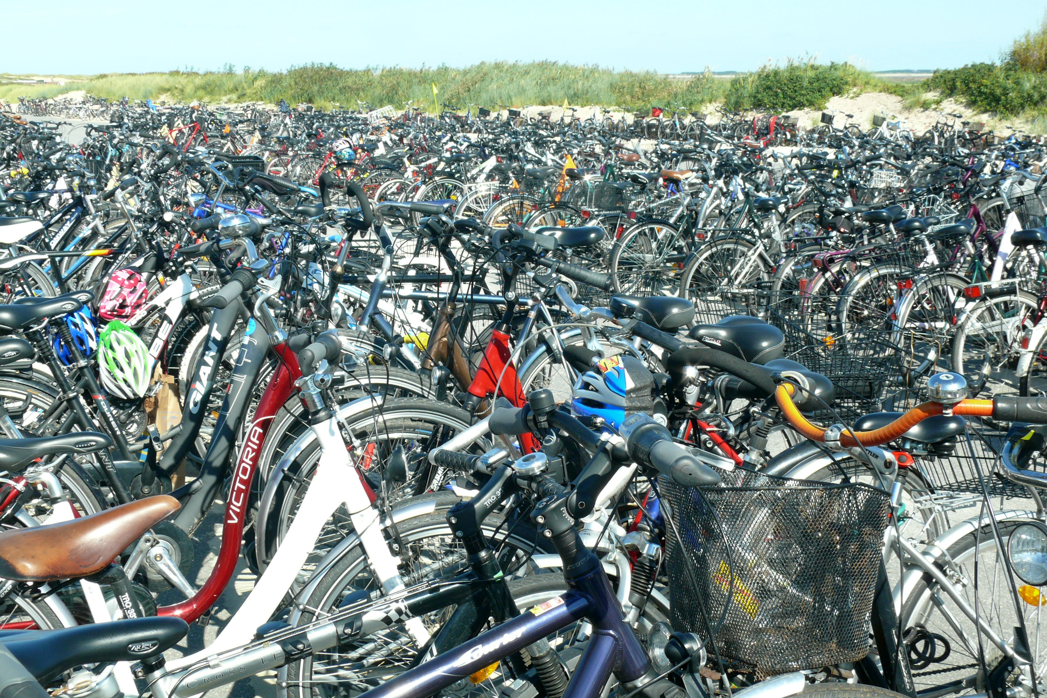 crowd, 2K, transport, bike, architecture, metal, sky, nature, street, bicycles, land vehicle, beach, sport, more, wheel, cycle, transportation, bike park place, HD Wallpaper