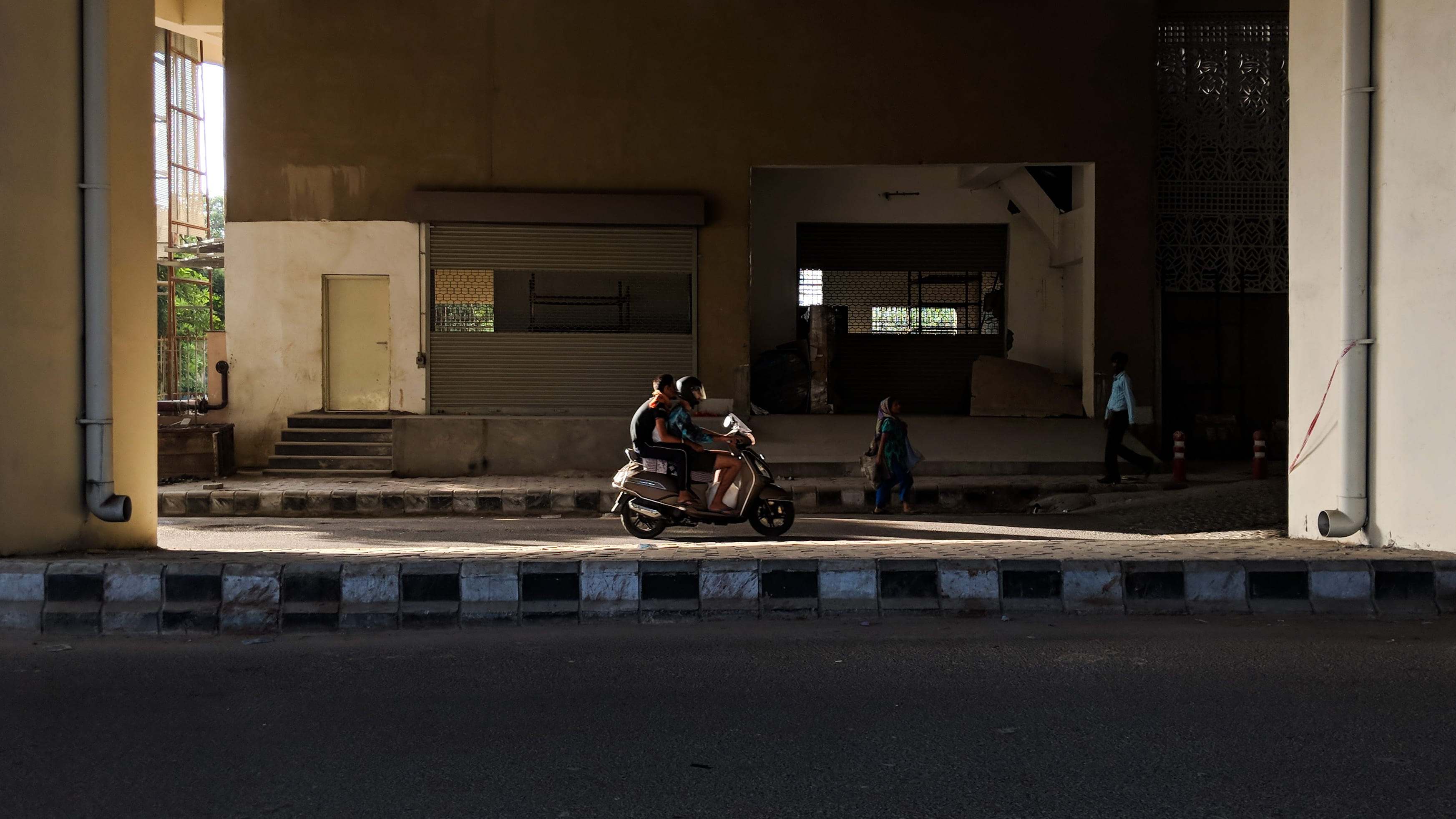 mode of transportation, india, machine, road, people, day, architectural column, street view, 2K, built structure, mayur vihar-1, outdoors, building exterior, HD Wallpaper