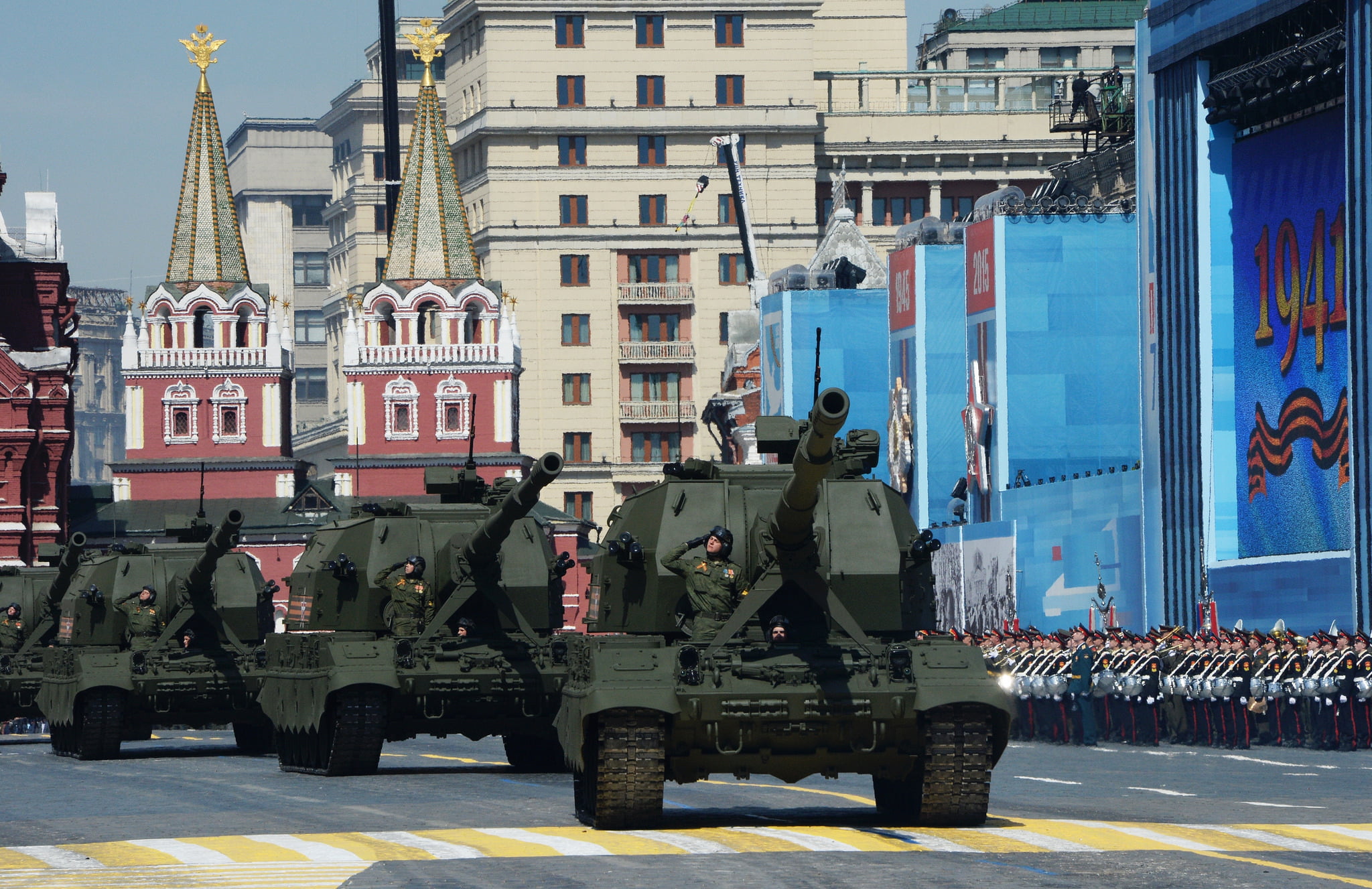 transportation, weapon, uniform, architecture, outdoors, howitzer, 2С35, city, nature, built structure, crowd, mode of transportation, 1080P, flag, day, HD Wallpaper