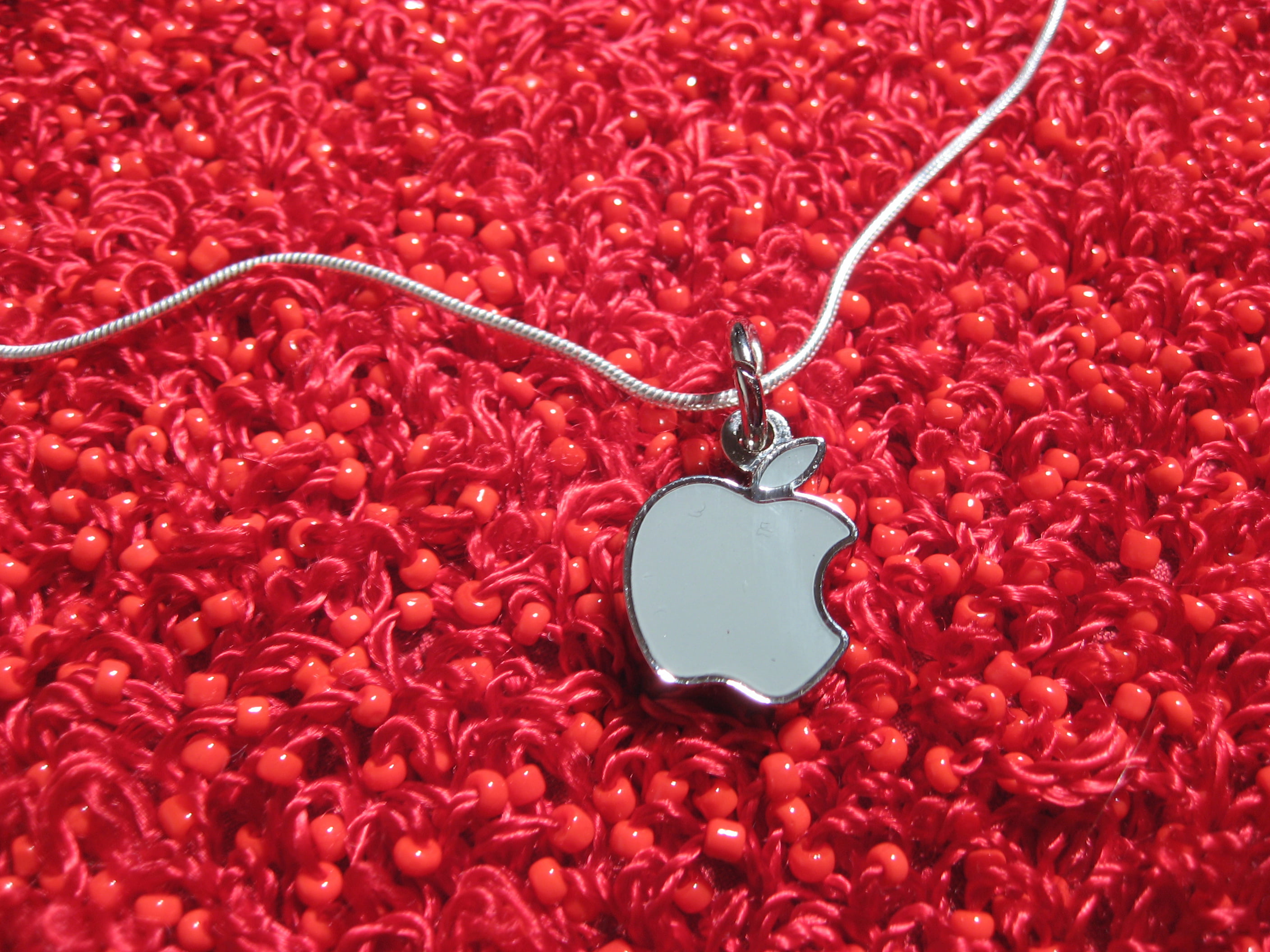 on top, necklace, Apple, silver, 2K, textile, neck, geek, pendant, top, backgrounds, red, jewelery, HD Wallpaper