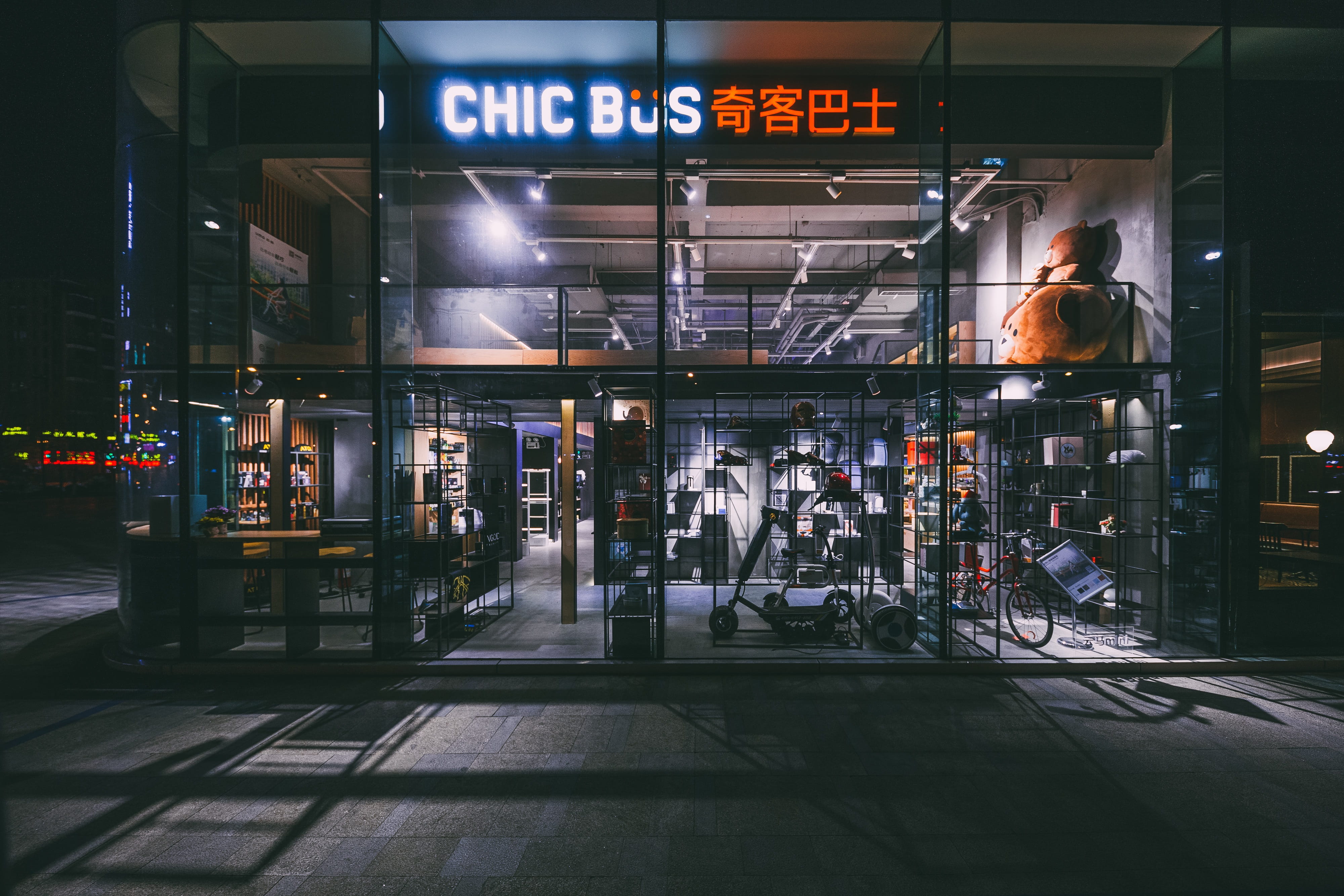 built structure, Bus, Stores, men, lifestyles, outdoors, Geek, communication, people, night, rear view, transportation, illuminated, sign, architecture, HD Wallpaper