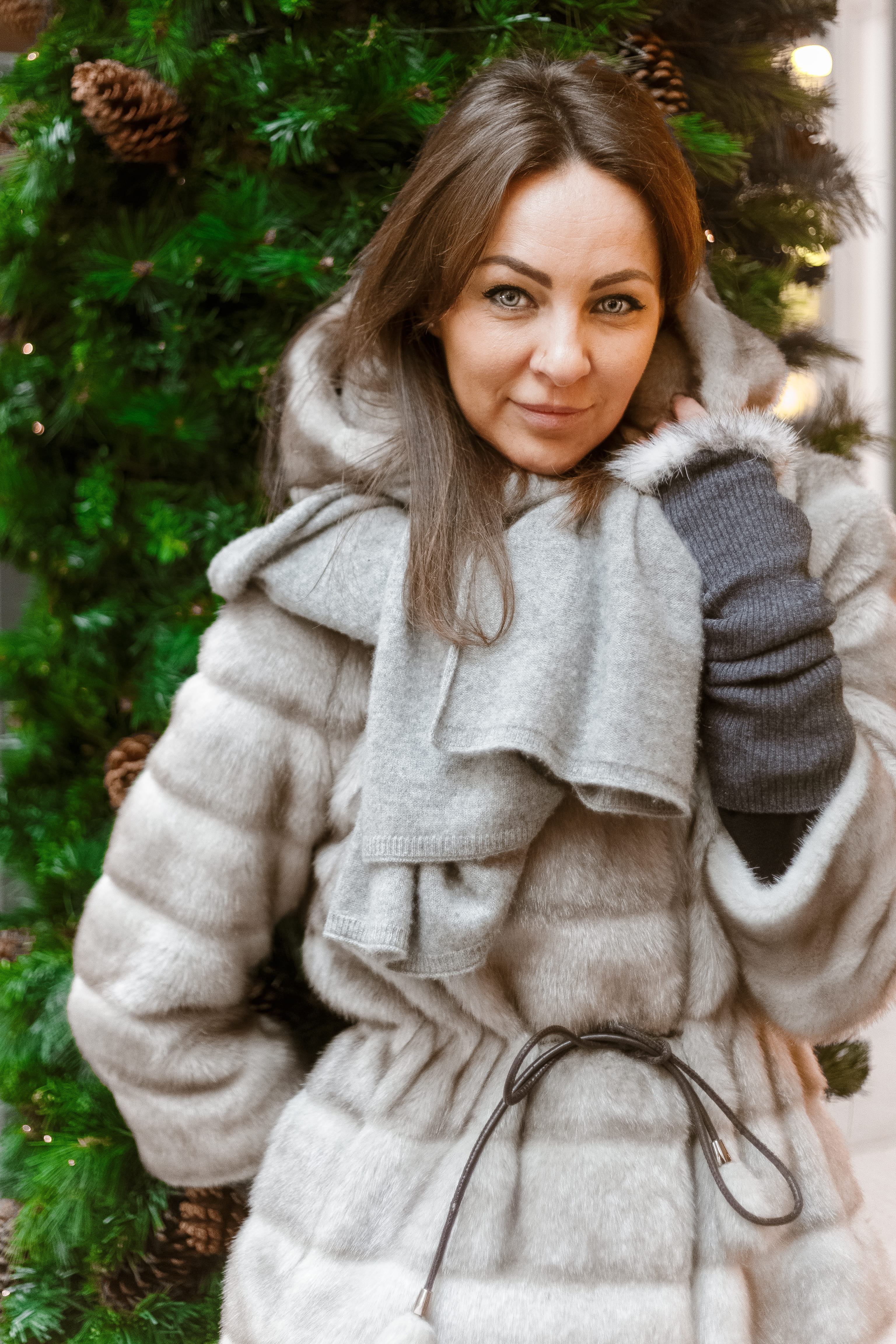 coat, smiling, women, brown hair, hair, cold, 4K, one person, woman, beautiful woman, long hair, adult, hairstyle, wrapped in a blanket, scarf, christmas, Phone HD Wallpaper