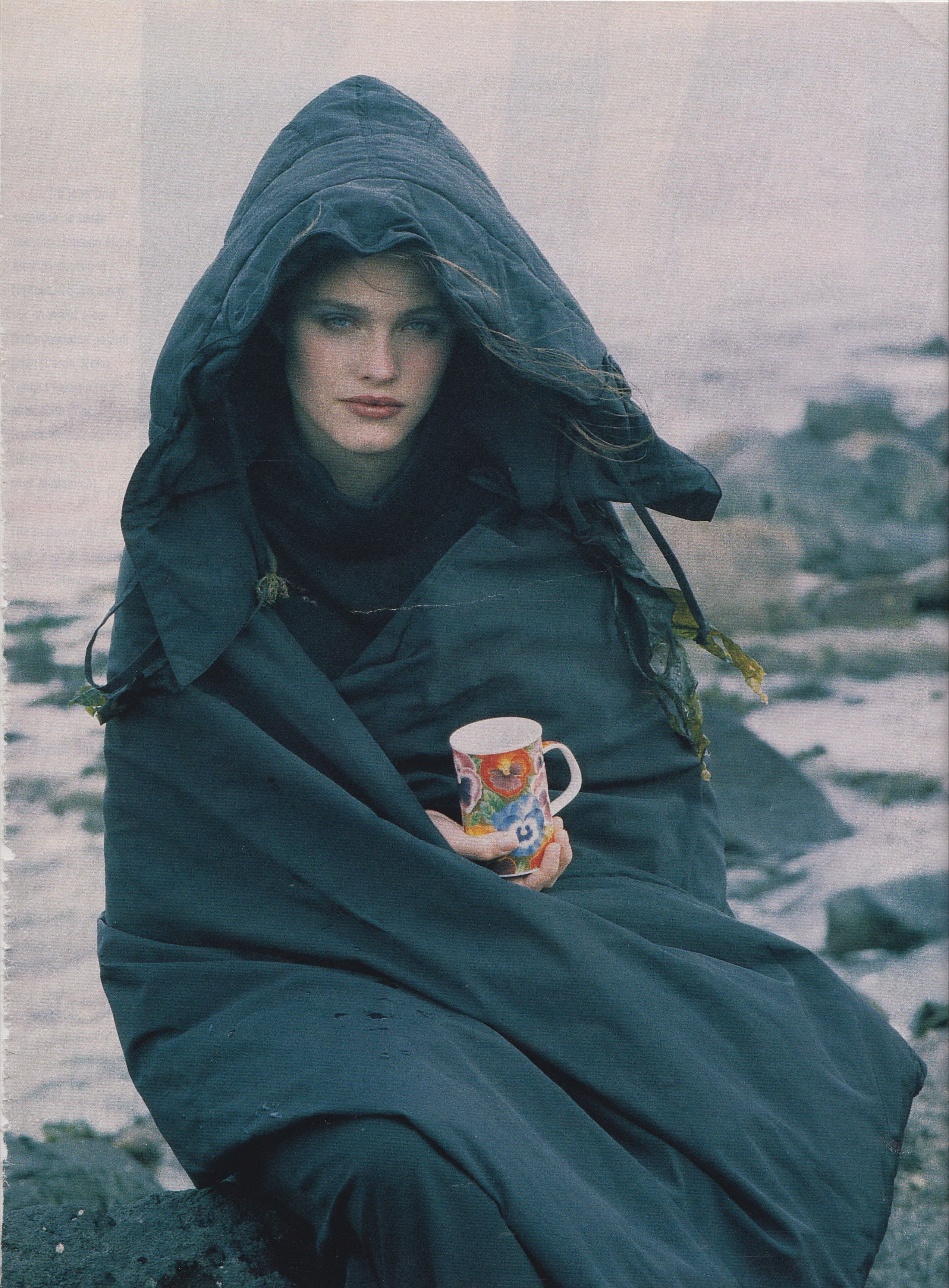 leisure activity, beautiful woman, scarf, one person, lifestyles, focus on foreground, outdoors, hood - clothing, women vintage women outdoors, hood, real people, Phone HD Wallpaper