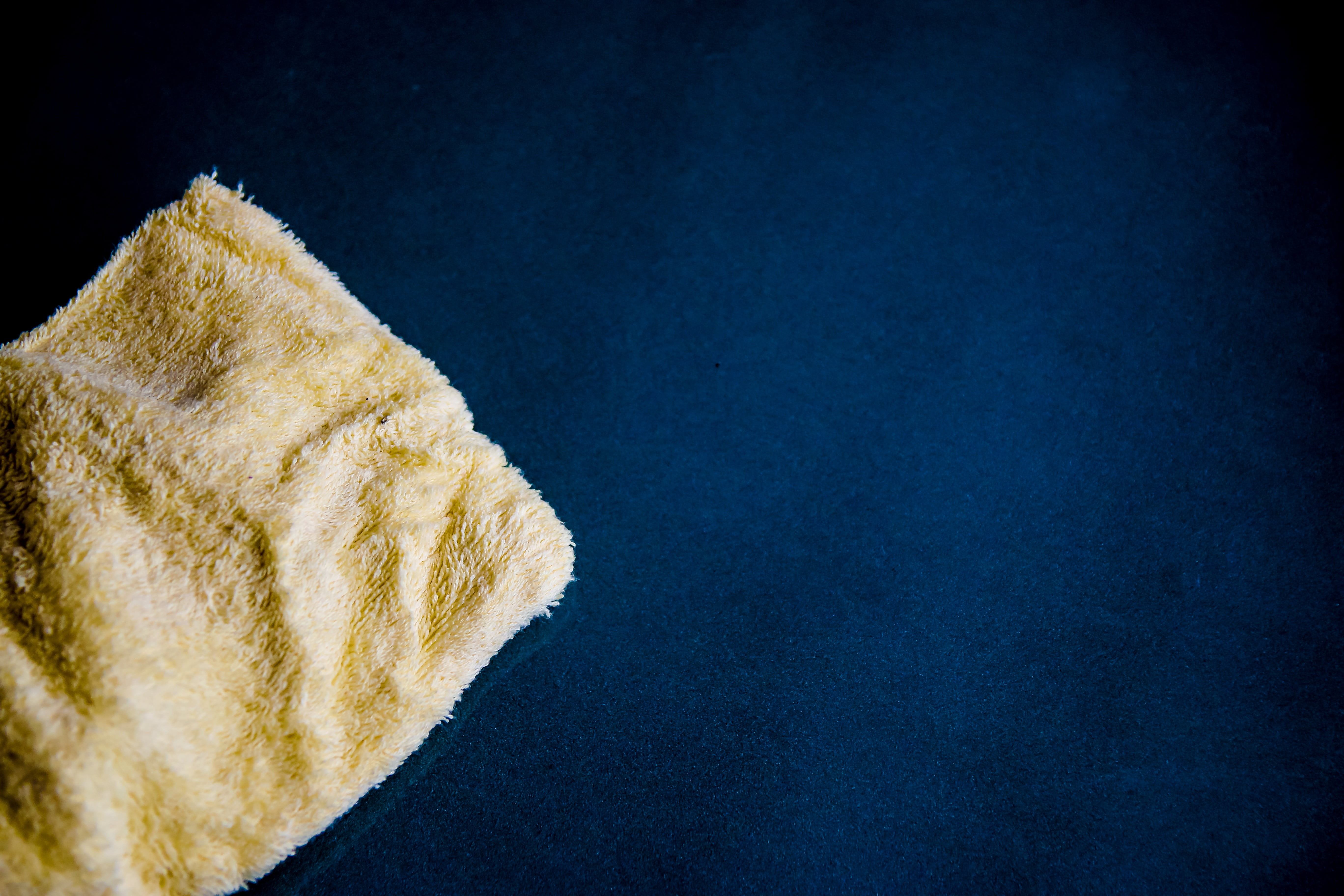 close-up, cleaning, food and drink, beige, blue background, food, textiles, copy space, single object, indoors, cleaning cloth, 5K, wiping, textured effect, HD Wallpaper