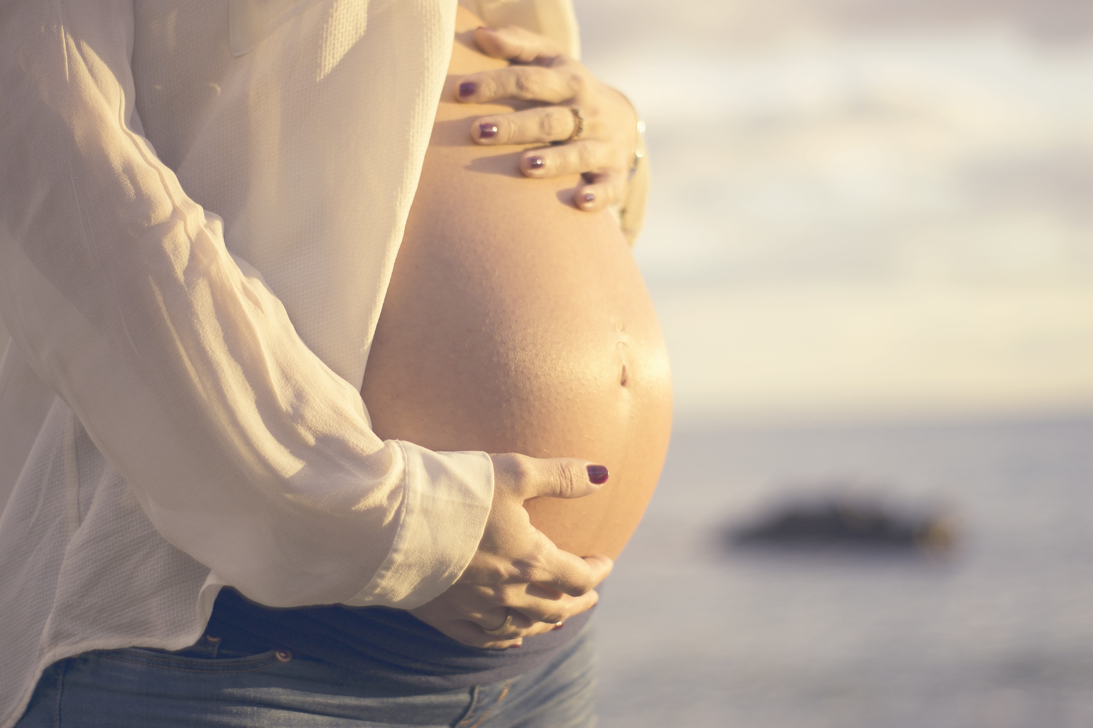 human fertility, close-up, sea, couple, mother, women, day, man, nature, focus on foreground, 4K, happy, pregnancy, anticipation, human body part, hand, HD Wallpaper