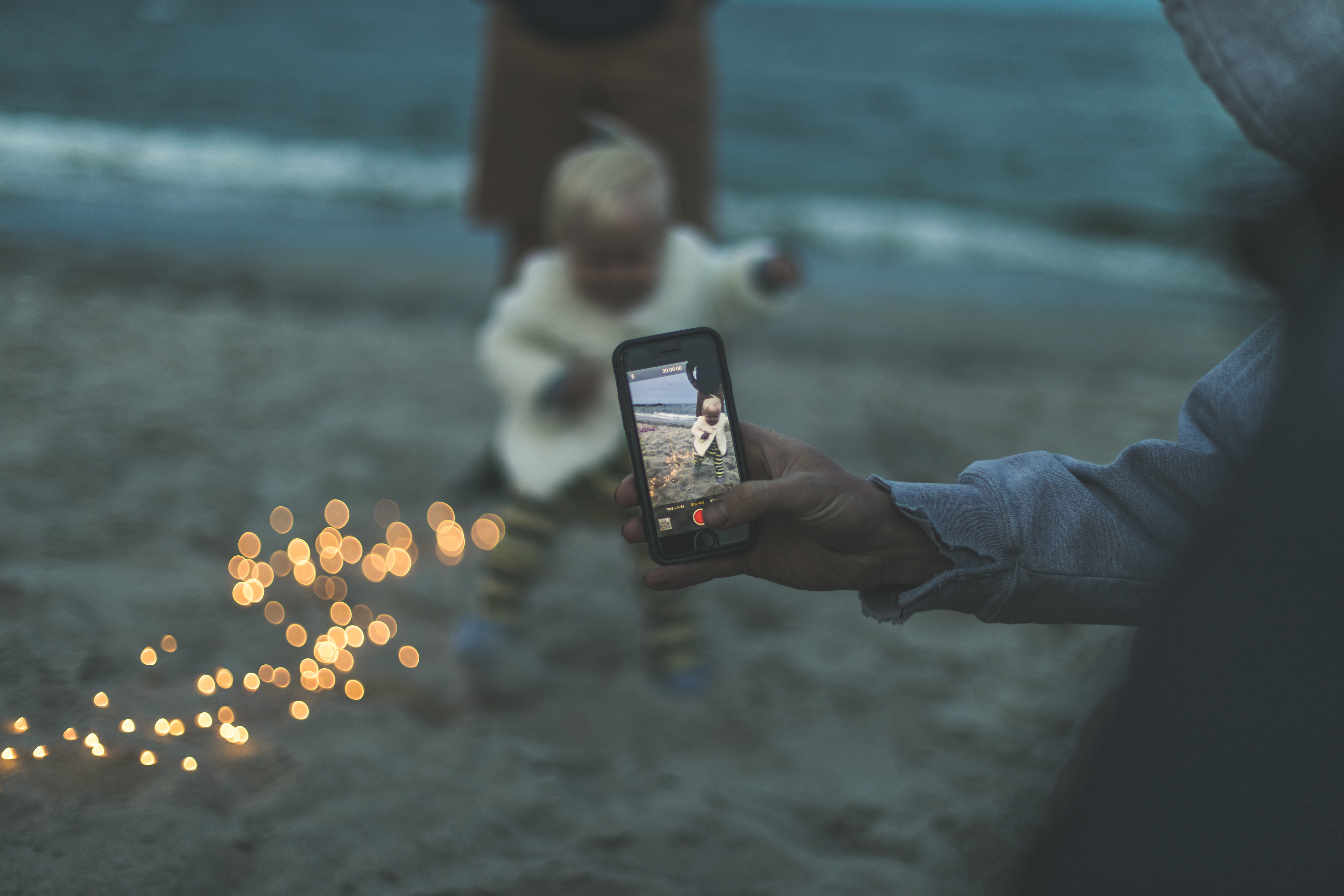 wireless technology, bokeh, portable information device, women, activity, quinn, communication, lifestyles, hand, using, water, smart phone, telephone, HD Wallpaper