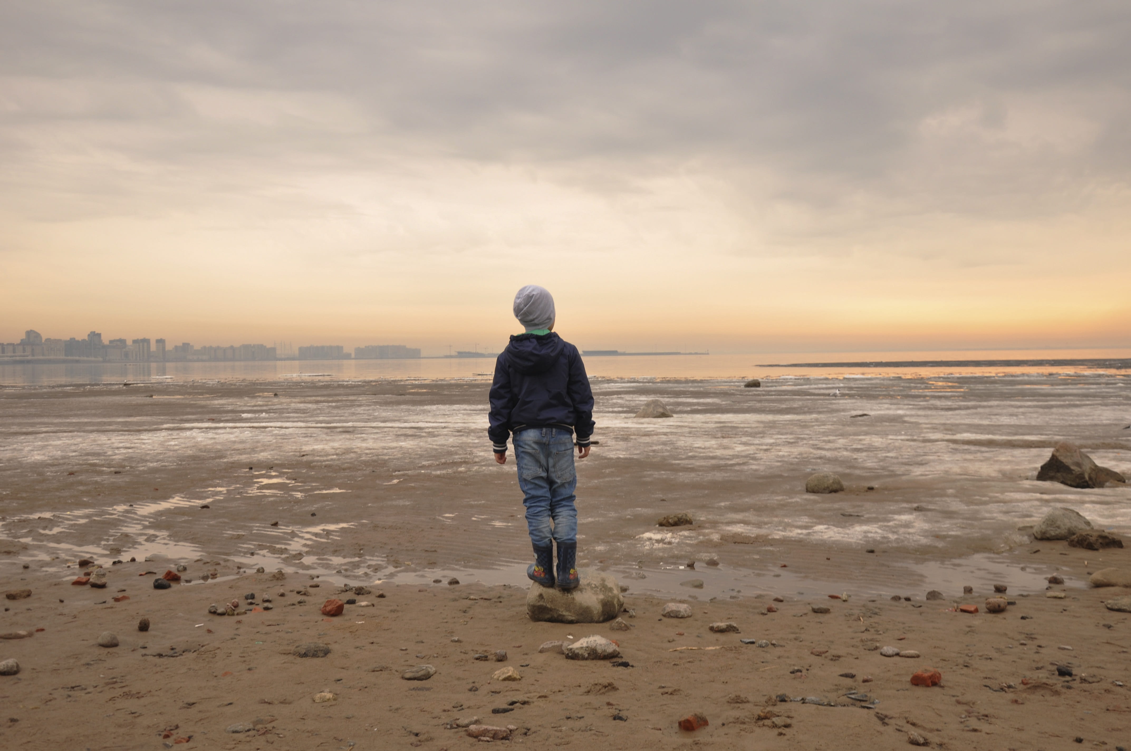 water, lifestyles, outdoors, warm clothing, full length, sky, coast, horizon over water, baby, scenics - nature, horizon, hood - clothing, real people, HD Wallpaper