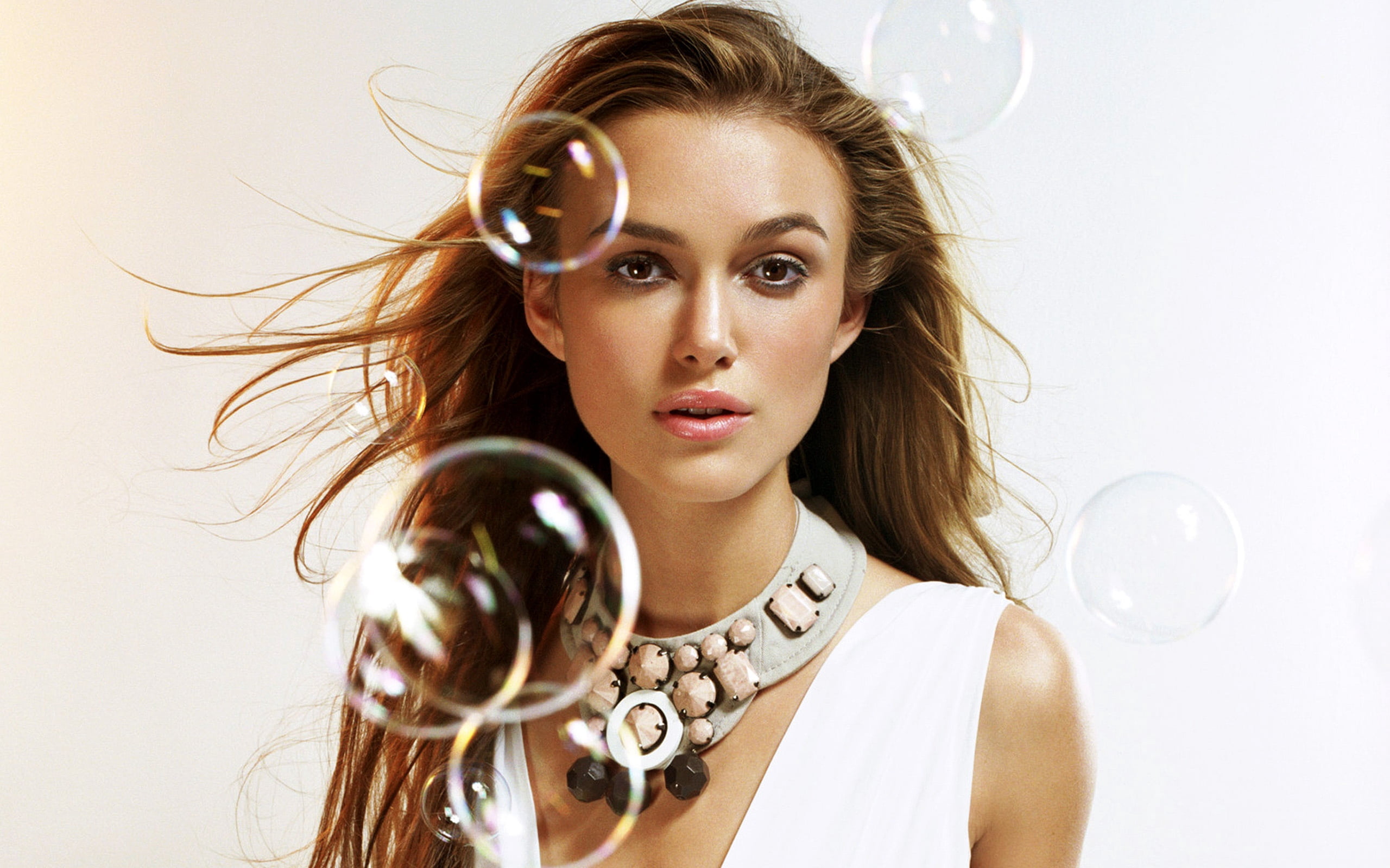 beauty, girls, backgrounds, cute, beautiful, glamour, 2K, one Person, hairstyle, keira knightley, young Adult, caucasian Ethnicity, adult, smiling, soap Sud, HD Wallpaper