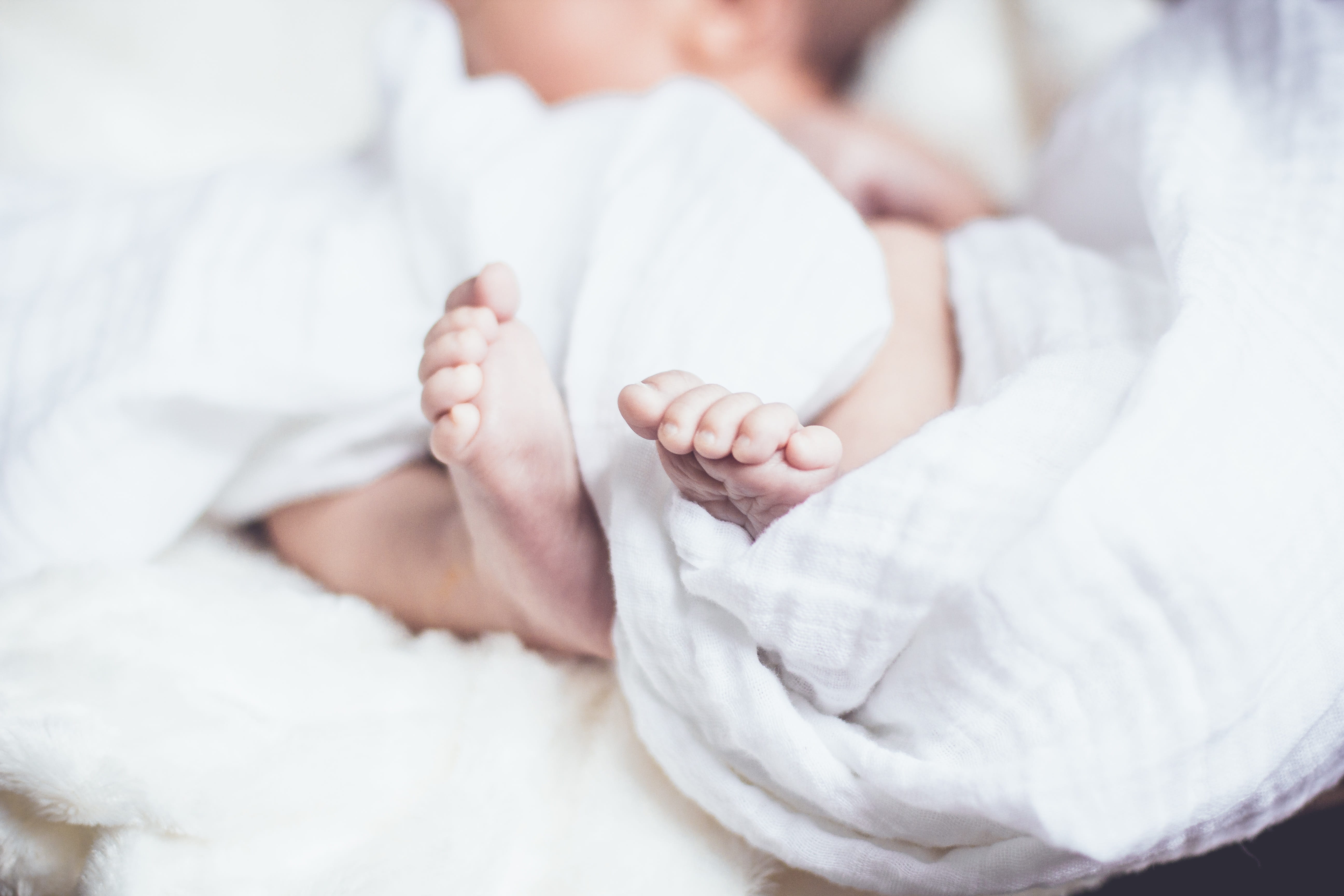 close-up, child, human body part, adult, two people, togetherness, females, young, 5K, beginnings, white, care, indoors, childhood, blanket, positive emotion, HD Wallpaper