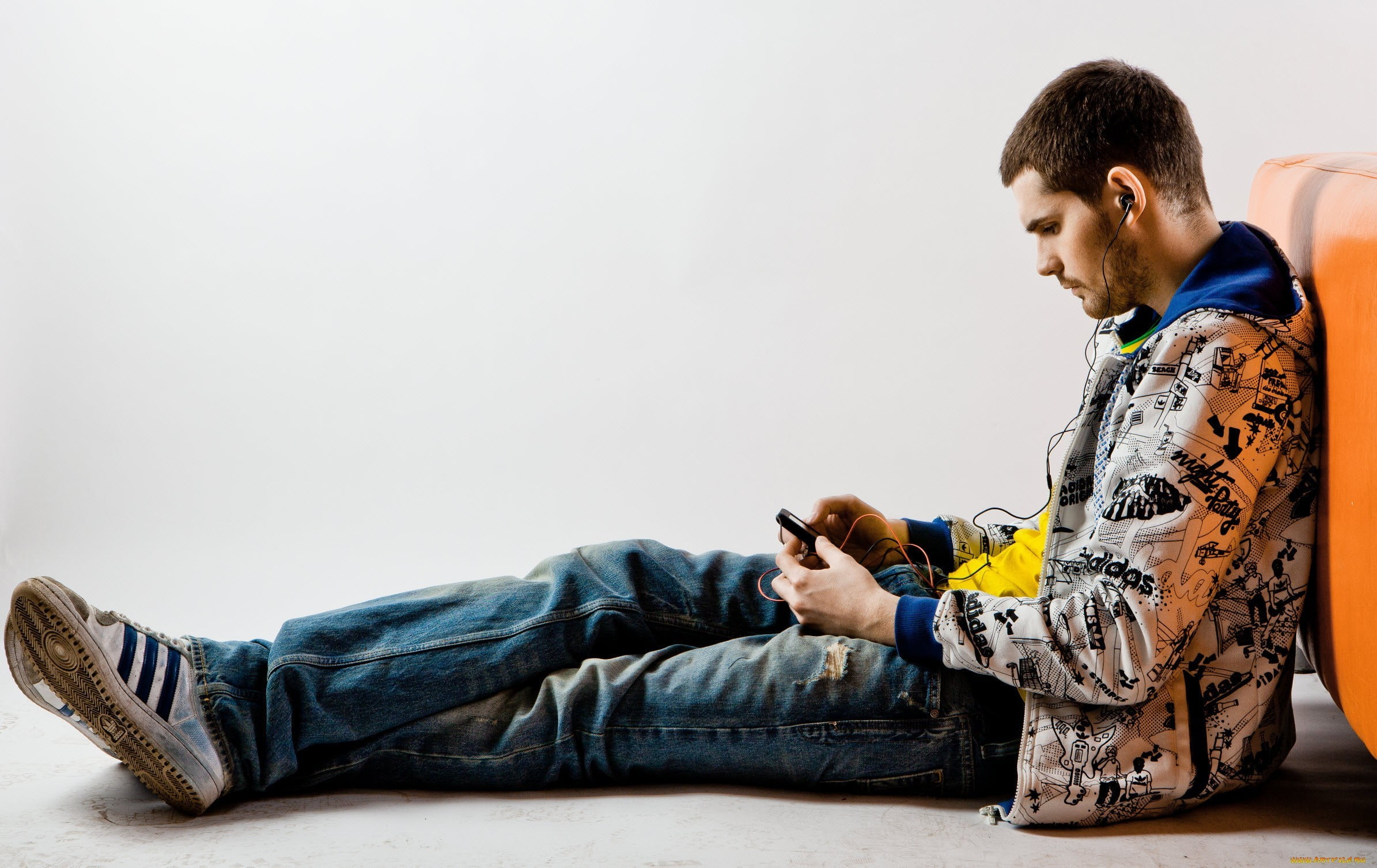 copy space, one person, blue, relaxation, communication, jeans, noise MC, young adult, young men, real people, mp3 player, holding, s, sitting, leisure activity, HD Wallpaper
