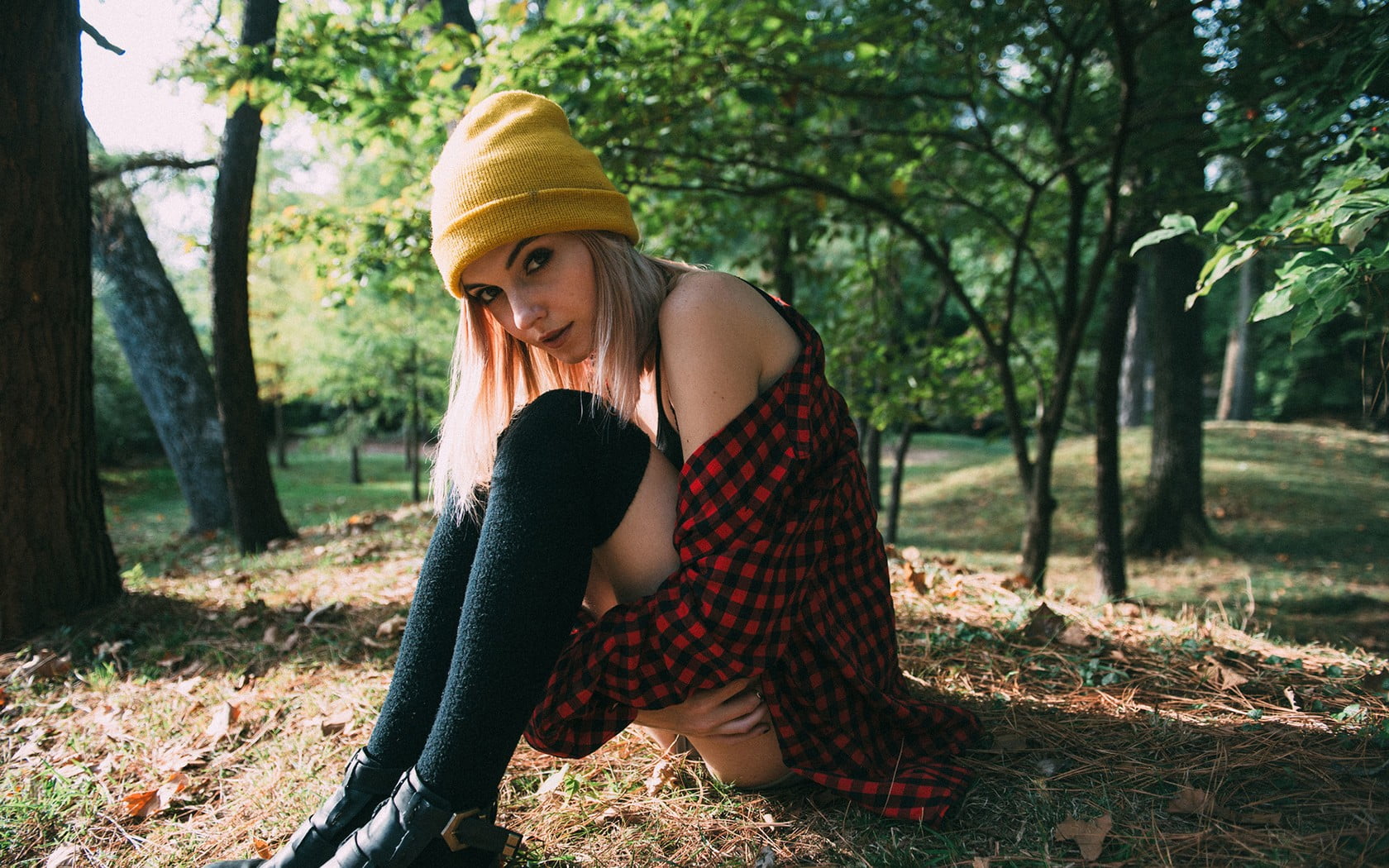 tree, beautiful woman, blonde, plant, females, knee-highs, hair, beauty, one person, nature, woolly hat, sitting, casual clothing, women outdoors, land, HD Wallpaper