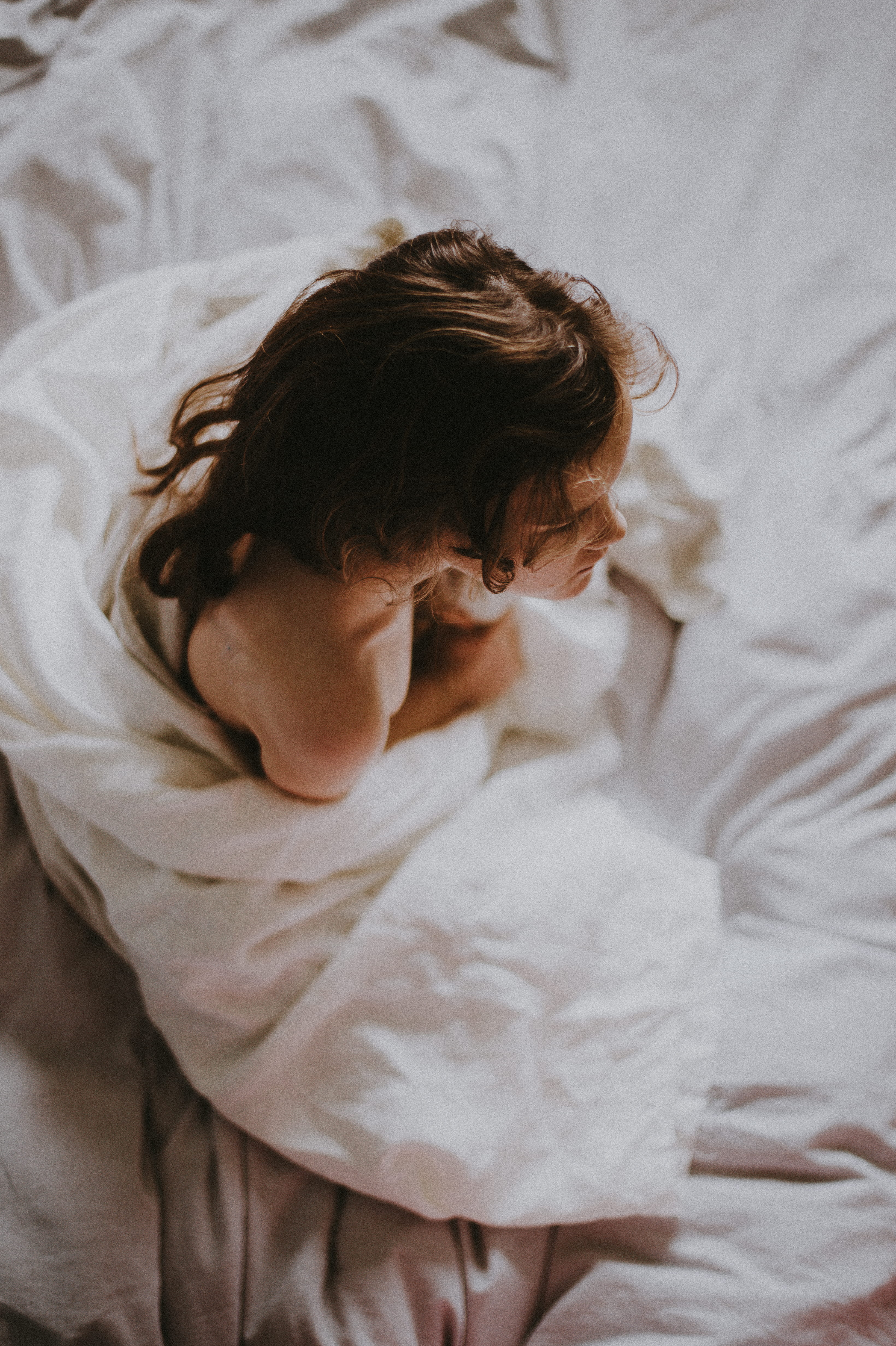 bedroom, white color, sheets, real people, lying down, bed, high angle view, sheet, wearing, one person, white, child, sleeping, resting, 4K, lifestyles, Phone HD Wallpaper