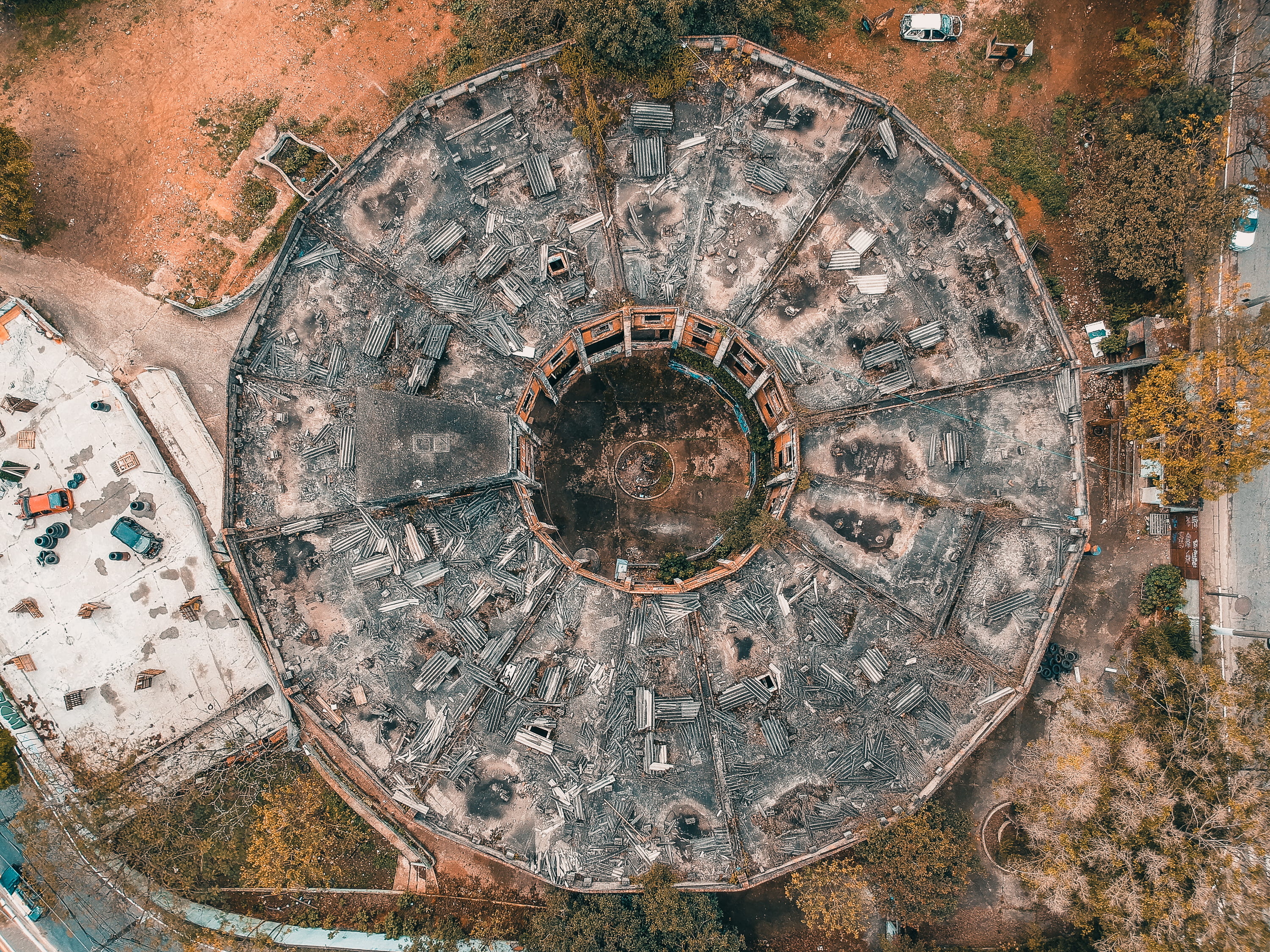 pattern, built structure, 2K, directly above, saopaulo, coliseu, circle, weathered, well, metal, architecture, outdoors, manhole, wall - building feature, HD Wallpaper