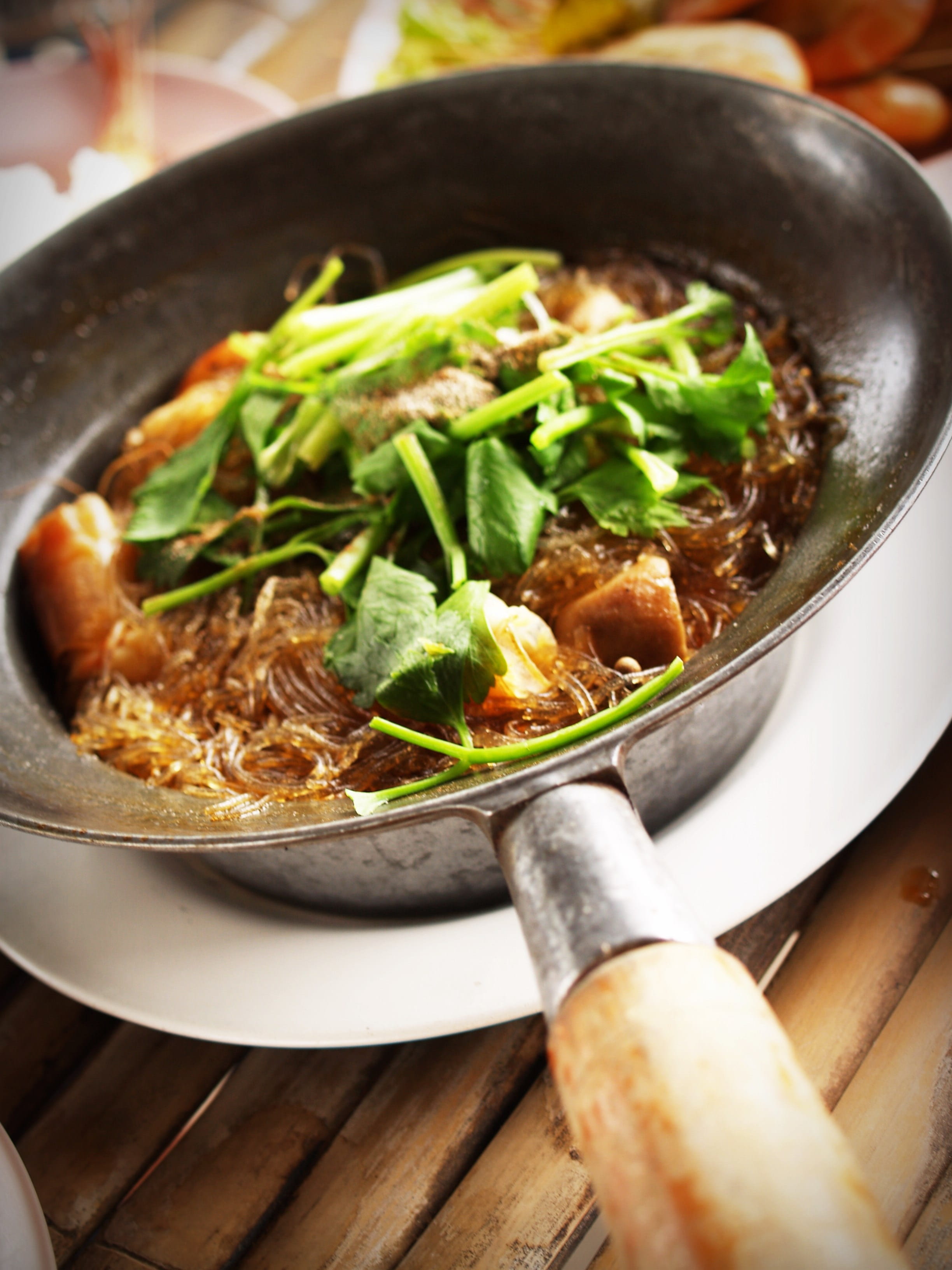seafood, variety, noodle, food and drink, no people, lime, onion, spicy, lime leaf, serving size, freshness, meat, indoors, chili, pork, soup, cook, wood - material, Phone HD Wallpaper