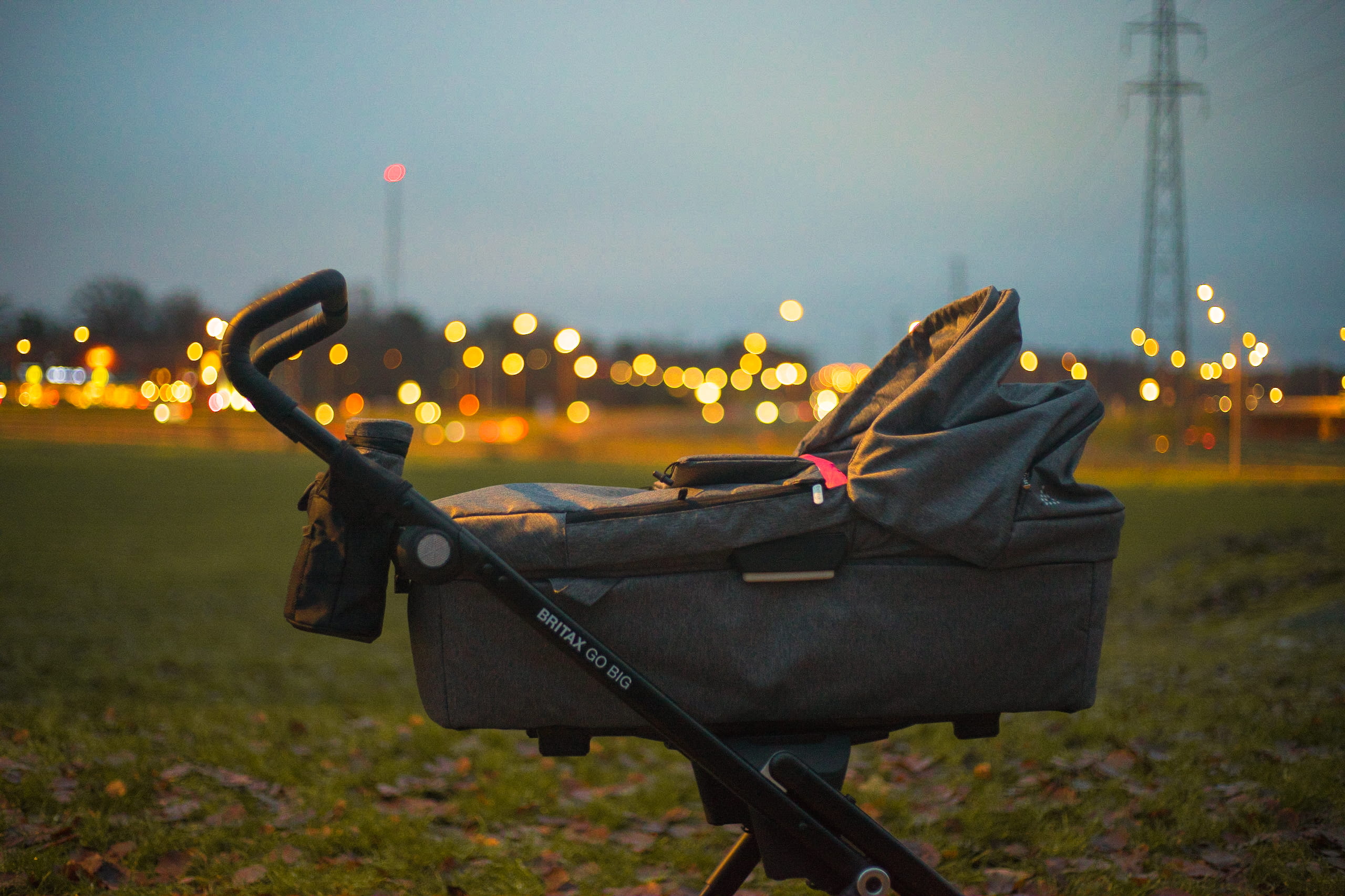bokeh, green, close-up, s, metal, tower, night, stroller, city, 2K, illuminated, street light, focus on foreground, dusk, blurred background, landscape, HD Wallpaper
