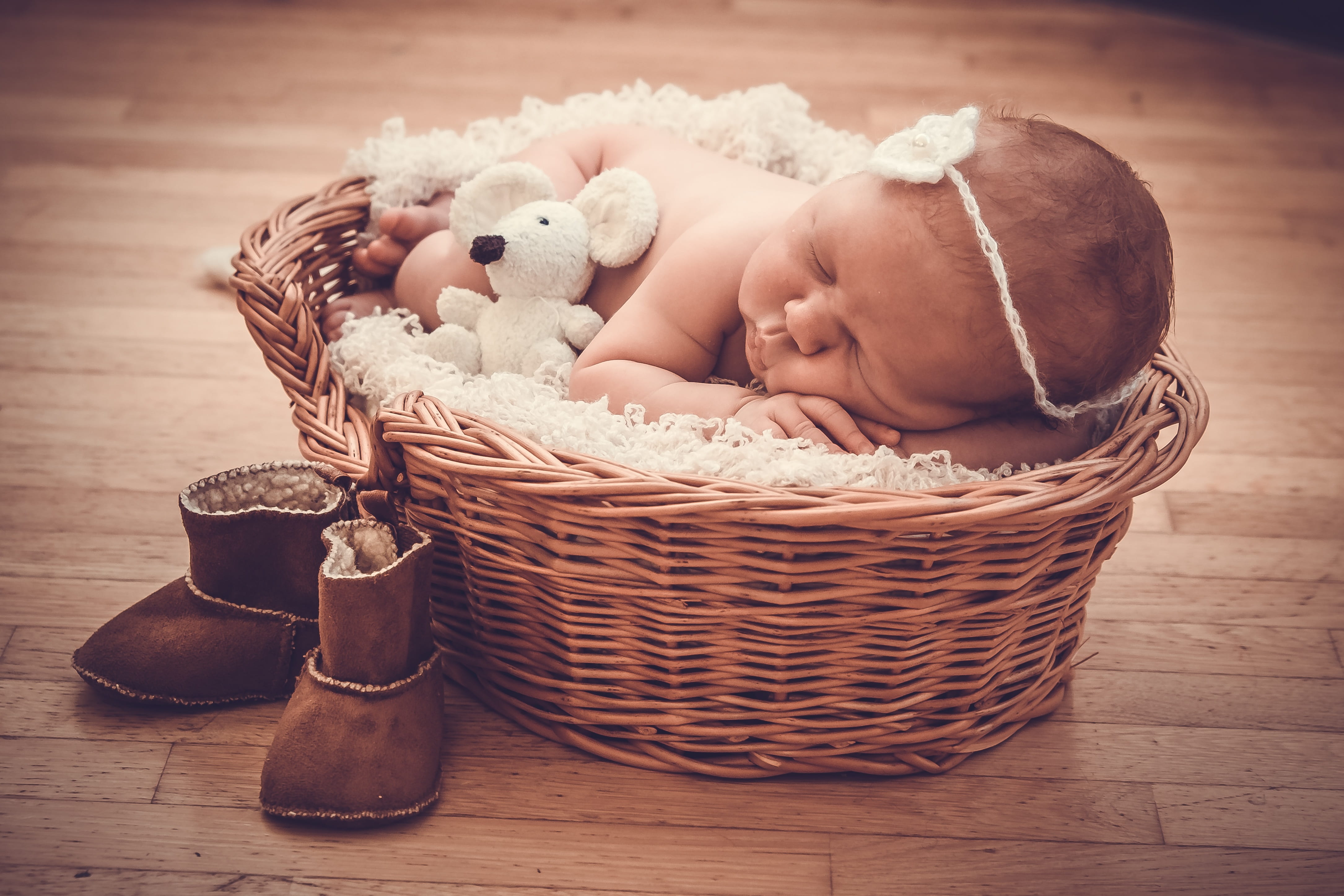 newburn, container, love, indoors, dream, childhood, sleeping, teddy bear, 4K, innocence, baby, wicker, wood - material, softness, gift, sleep, babyhood, HD Wallpaper