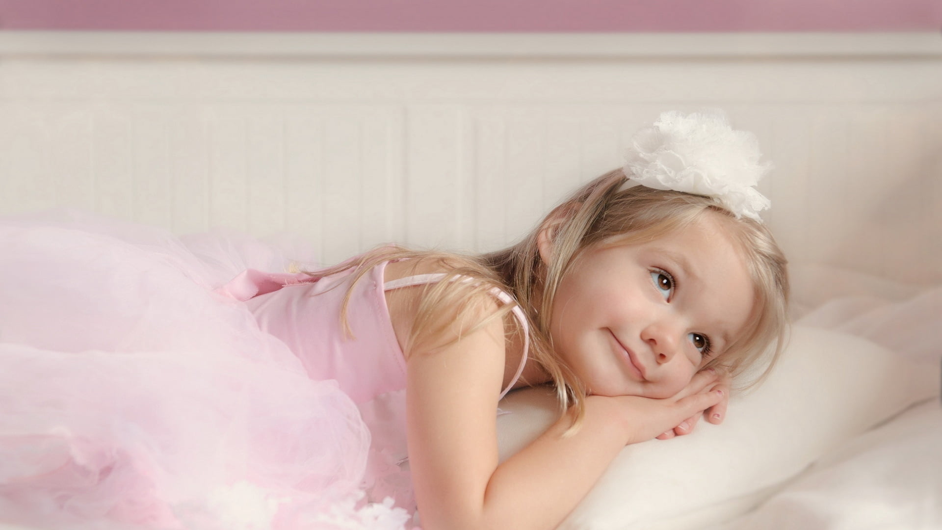joy, caucasian Ethnicity, tutu, 1080P, females, offspring, fun, looking At Camera, hair, cheerful, lifestyles, beautiful, people, bed, headshot, indoors, HD Wallpaper