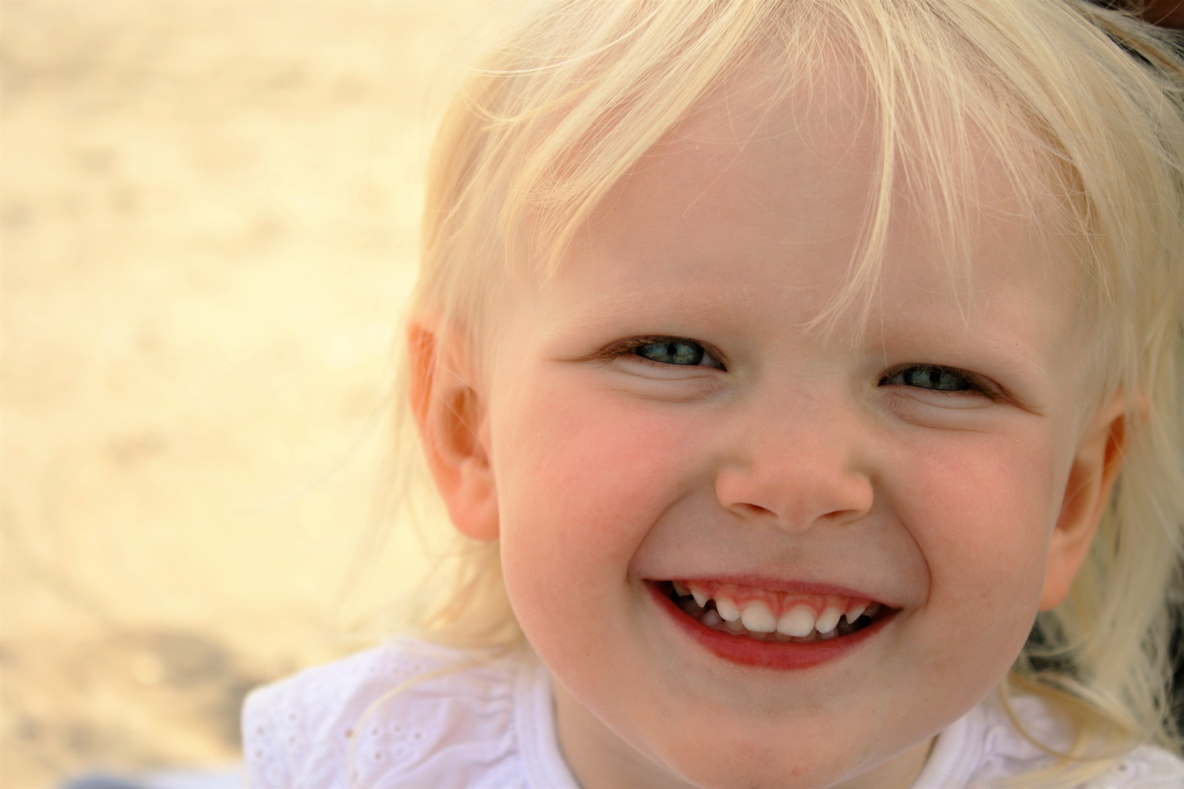 outdoors, caucasian Ethnicity, 4K, face, people, family, hair, looking at camera, laugh, blond Hair, blond, cheerful, child, offspring, portrait, beach, HD Wallpaper